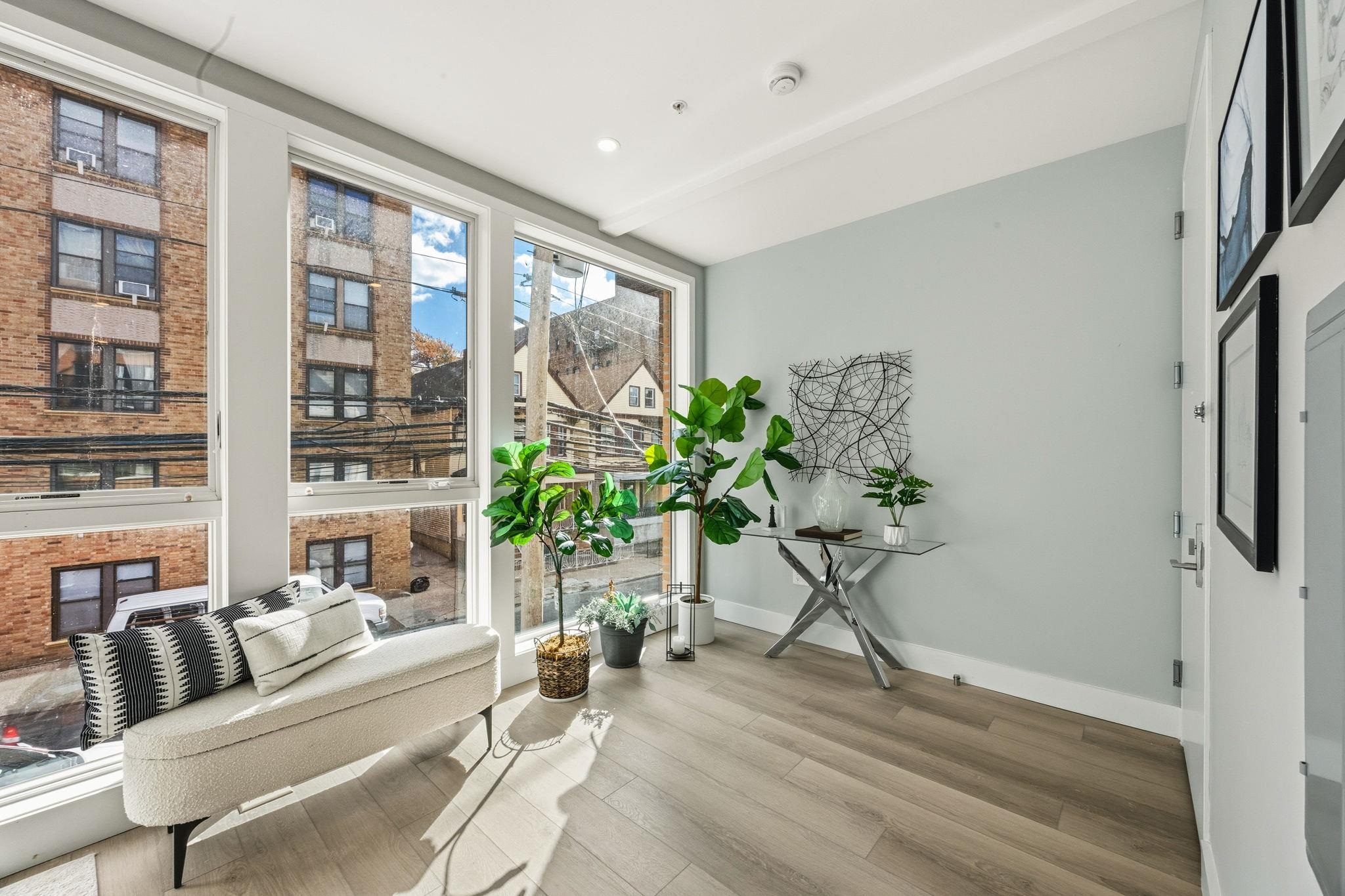 77 VAN REYPEN ST Unit: 2