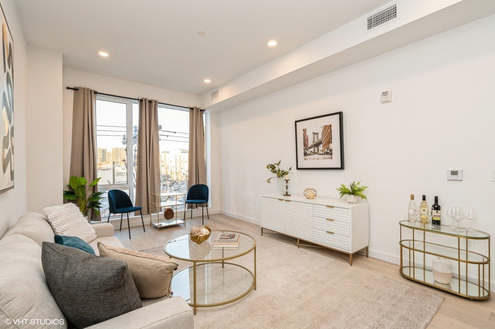 425 3RD ST Unit: 208