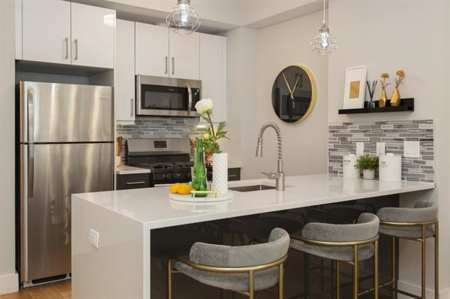 198 ACADEMY ST Unit: 6D