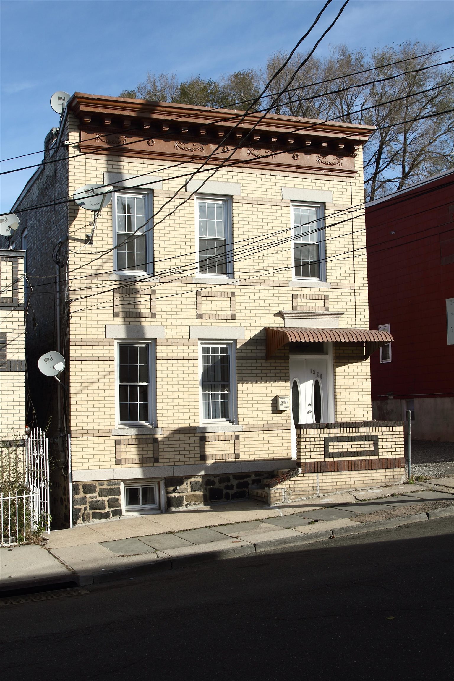 1320 44TH ST
