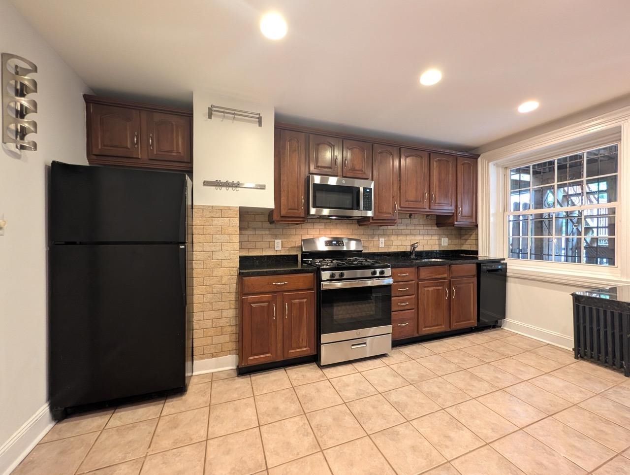 136 MERCER ST Unit: 1