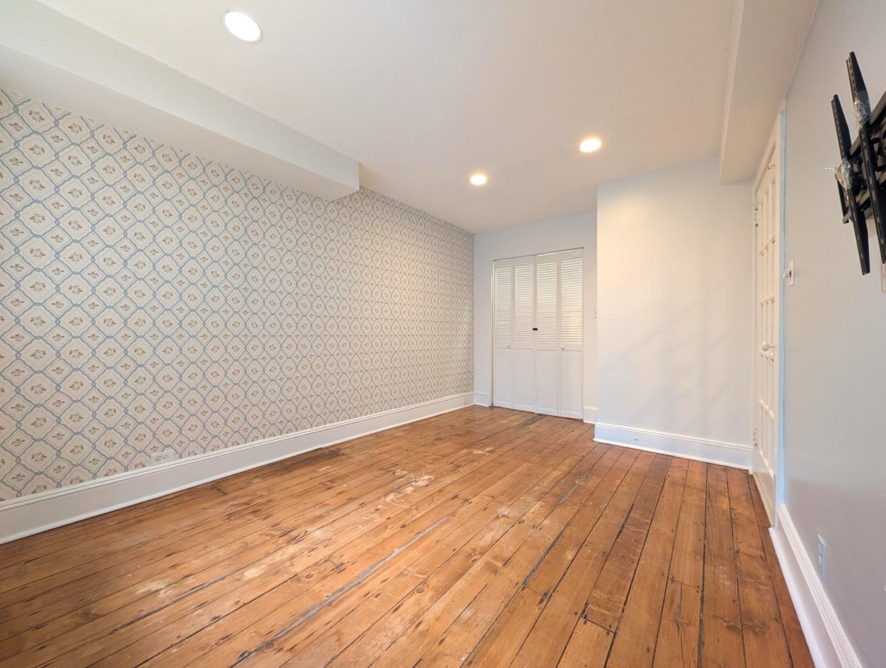 136 MERCER ST Unit: 1