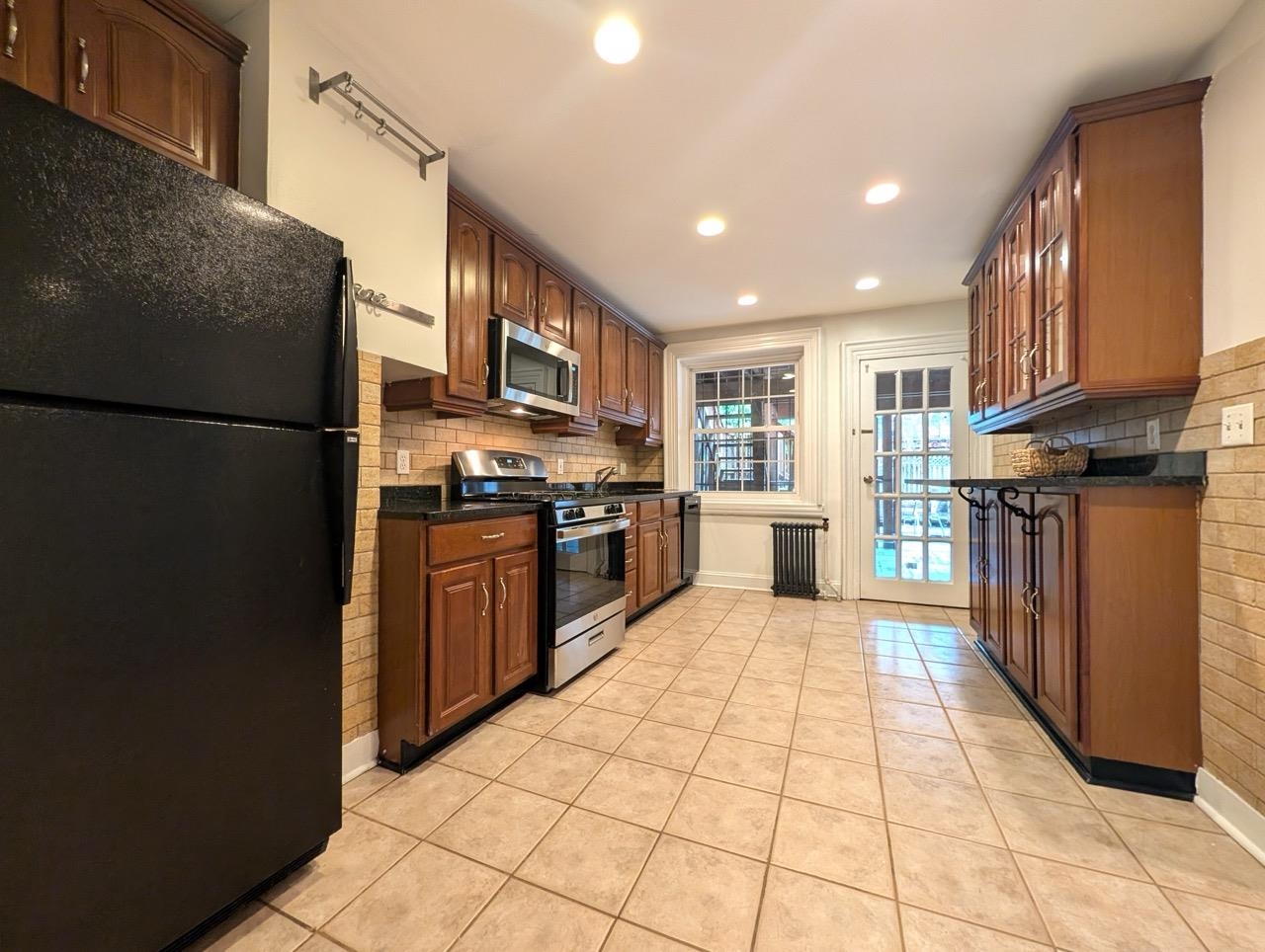 136 MERCER ST Unit: 1