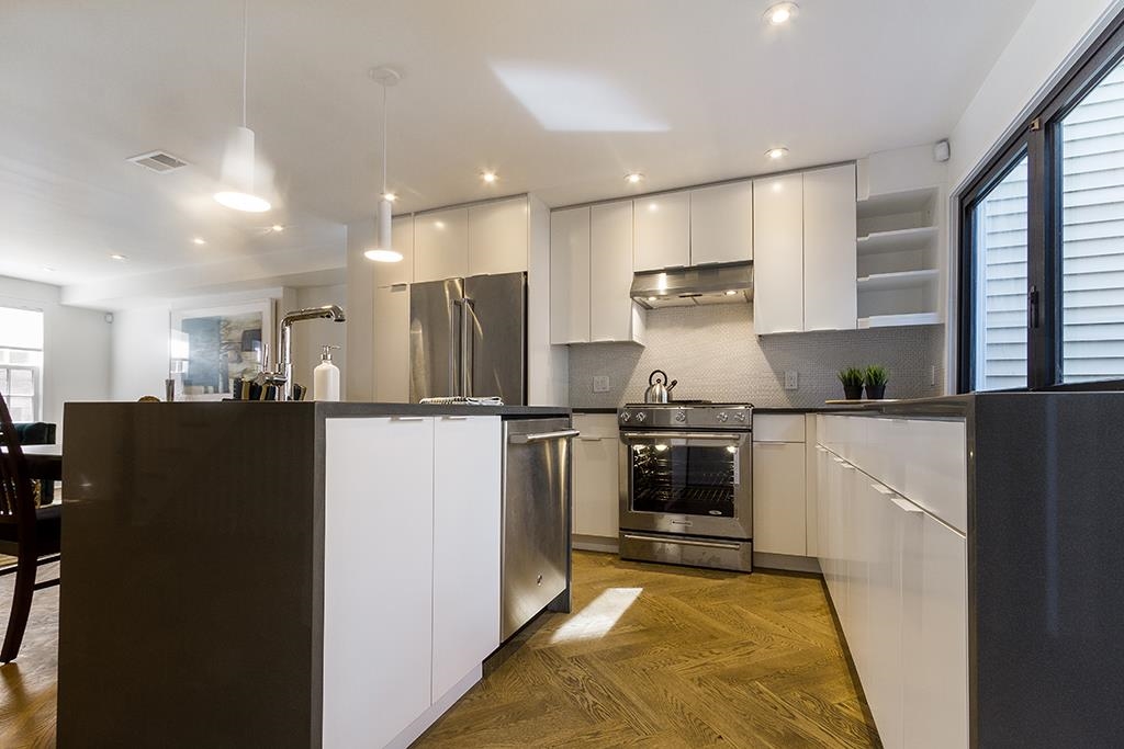 220.5 3RD ST