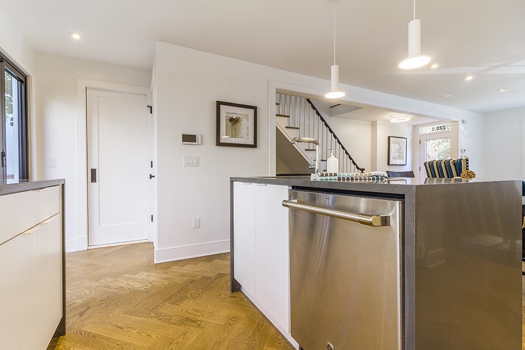 220.5 3RD ST