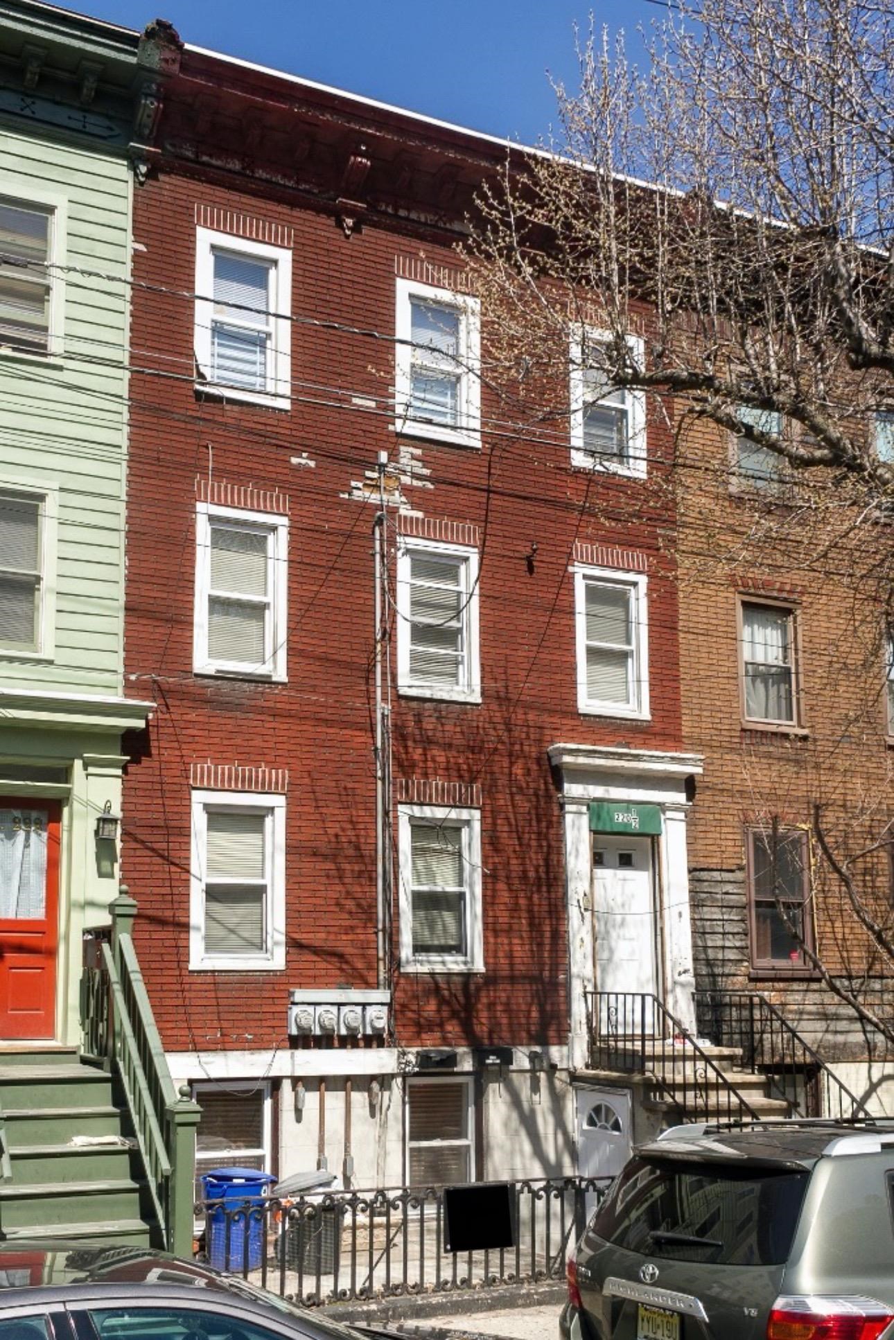220.5 3RD ST