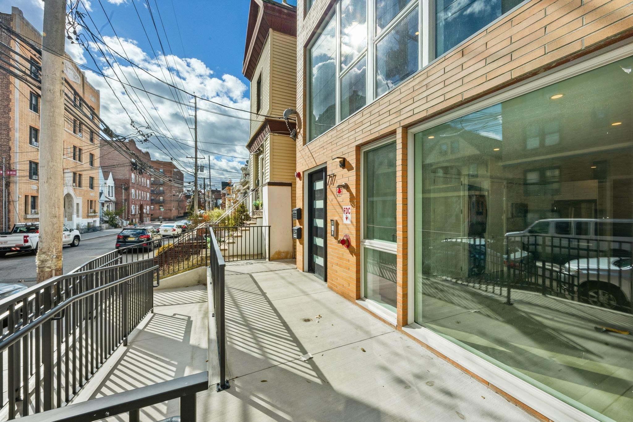 77 VAN REYPEN ST Unit: 1