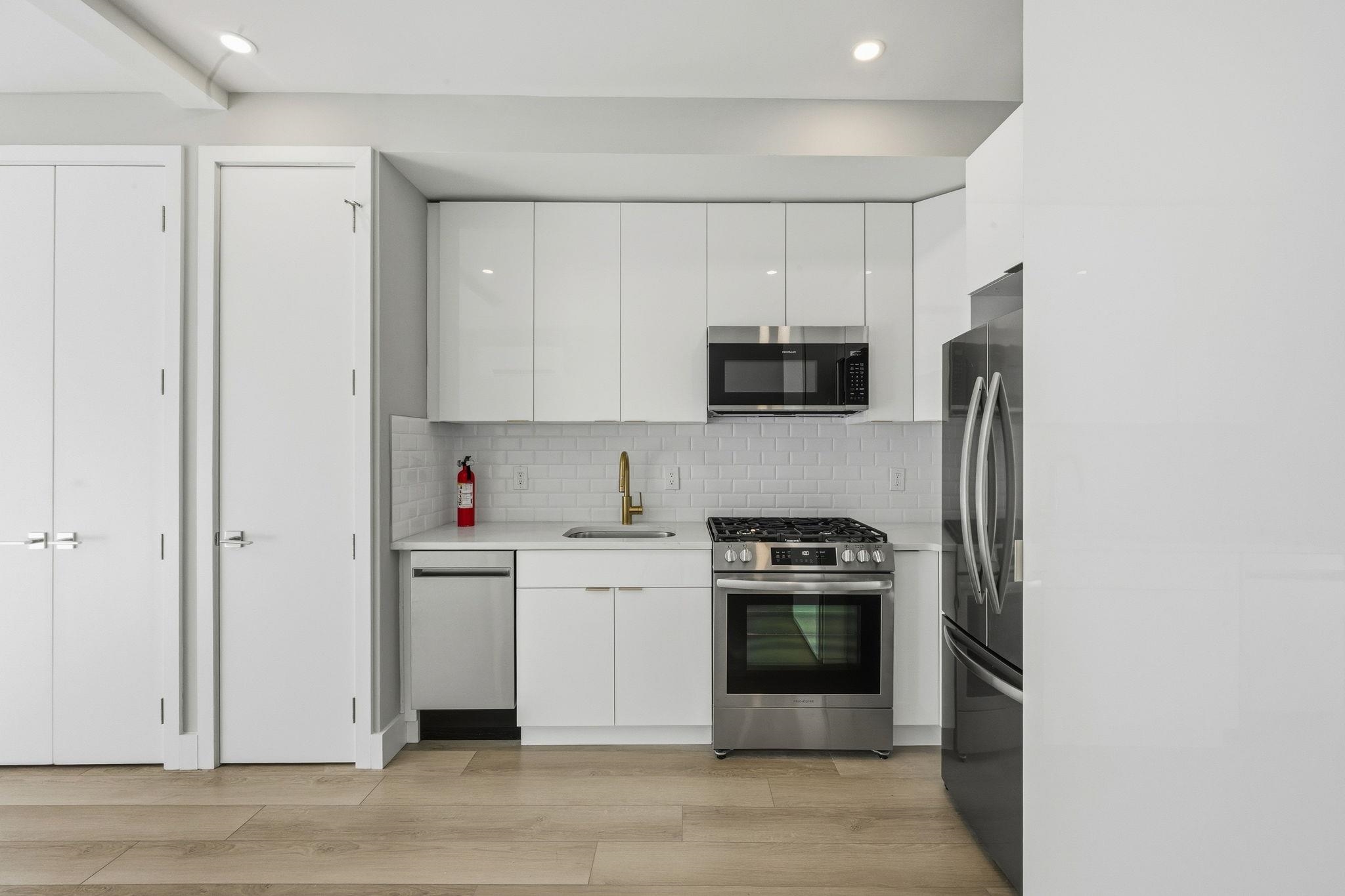 77 VAN REYPEN ST Unit: 4
