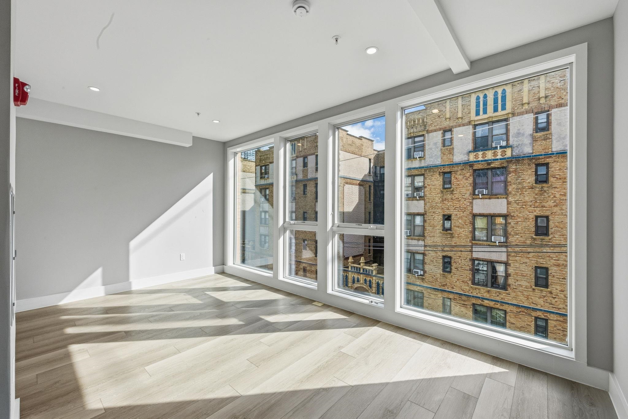 77 VAN REYPEN ST Unit: 4