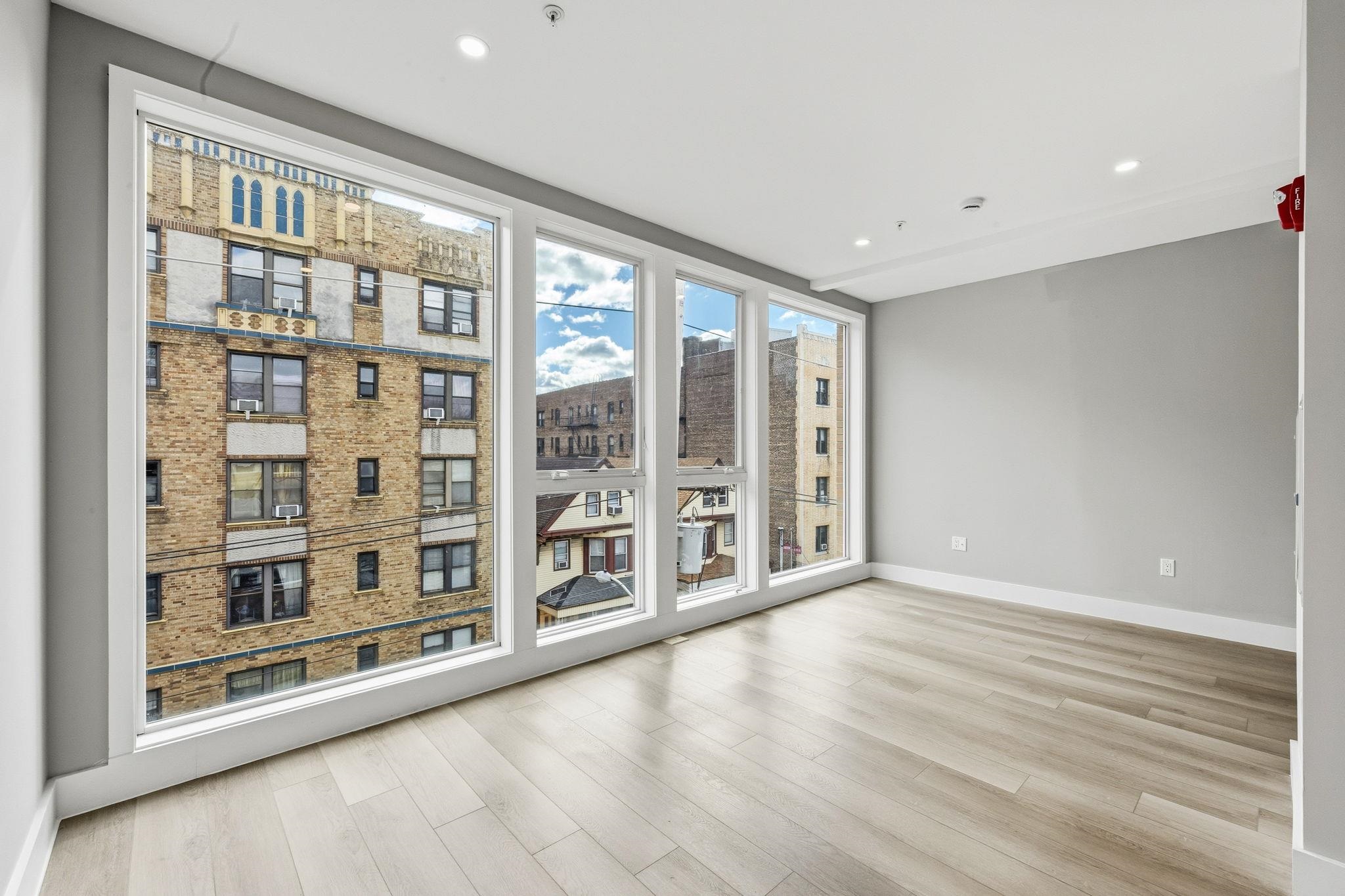 77 VAN REYPEN ST Unit: 4