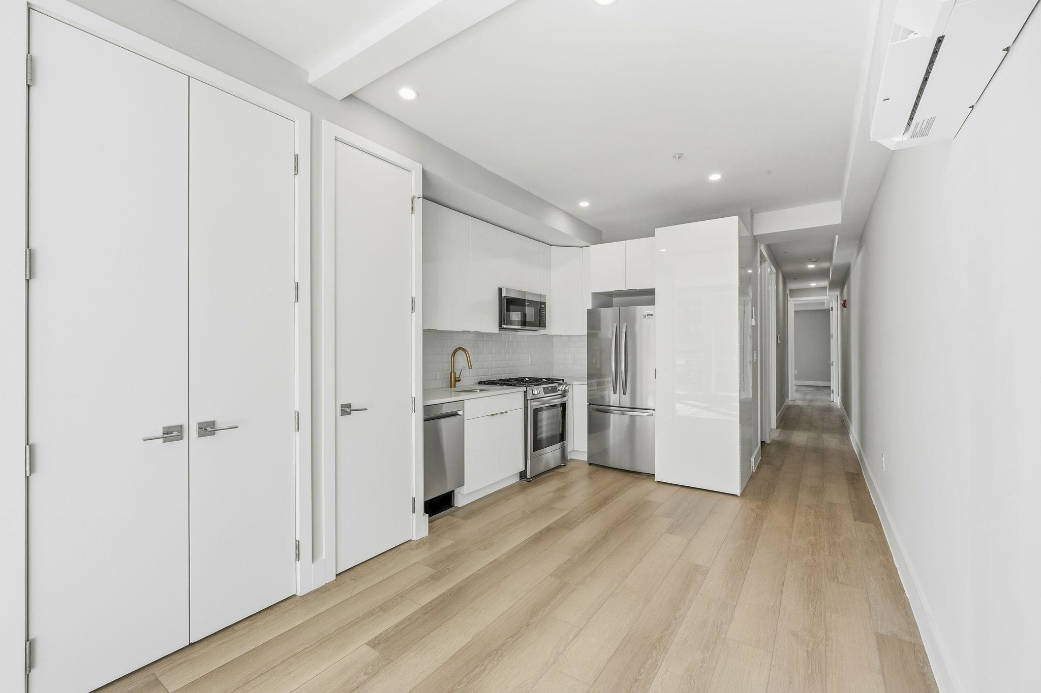 77 VAN REYPEN ST Unit: 4