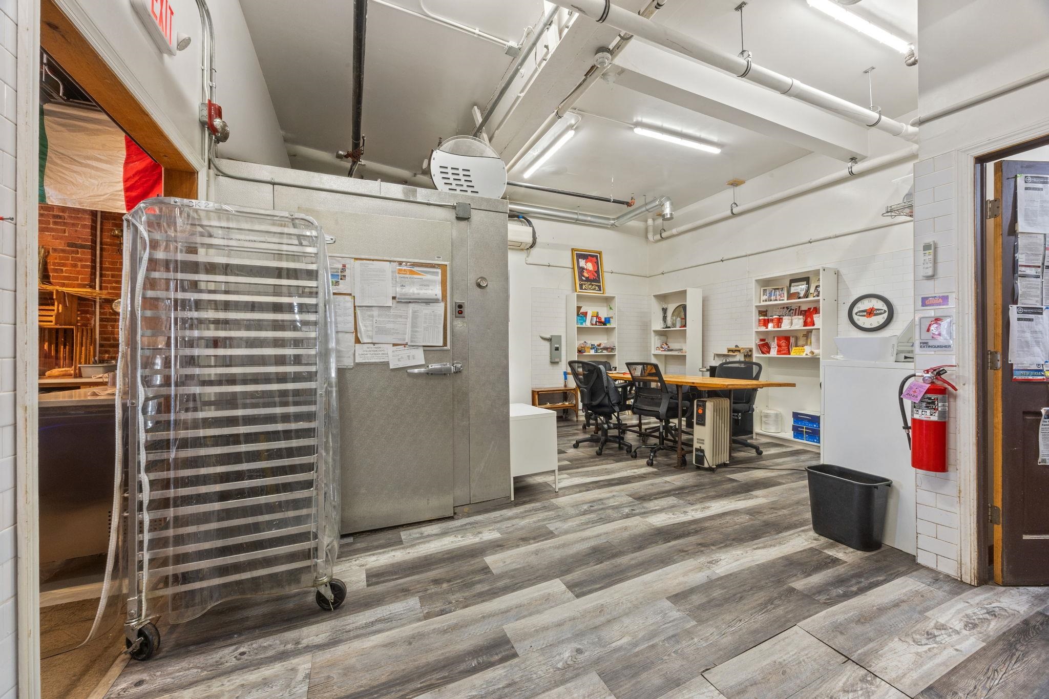 371 4TH ST Unit: 1