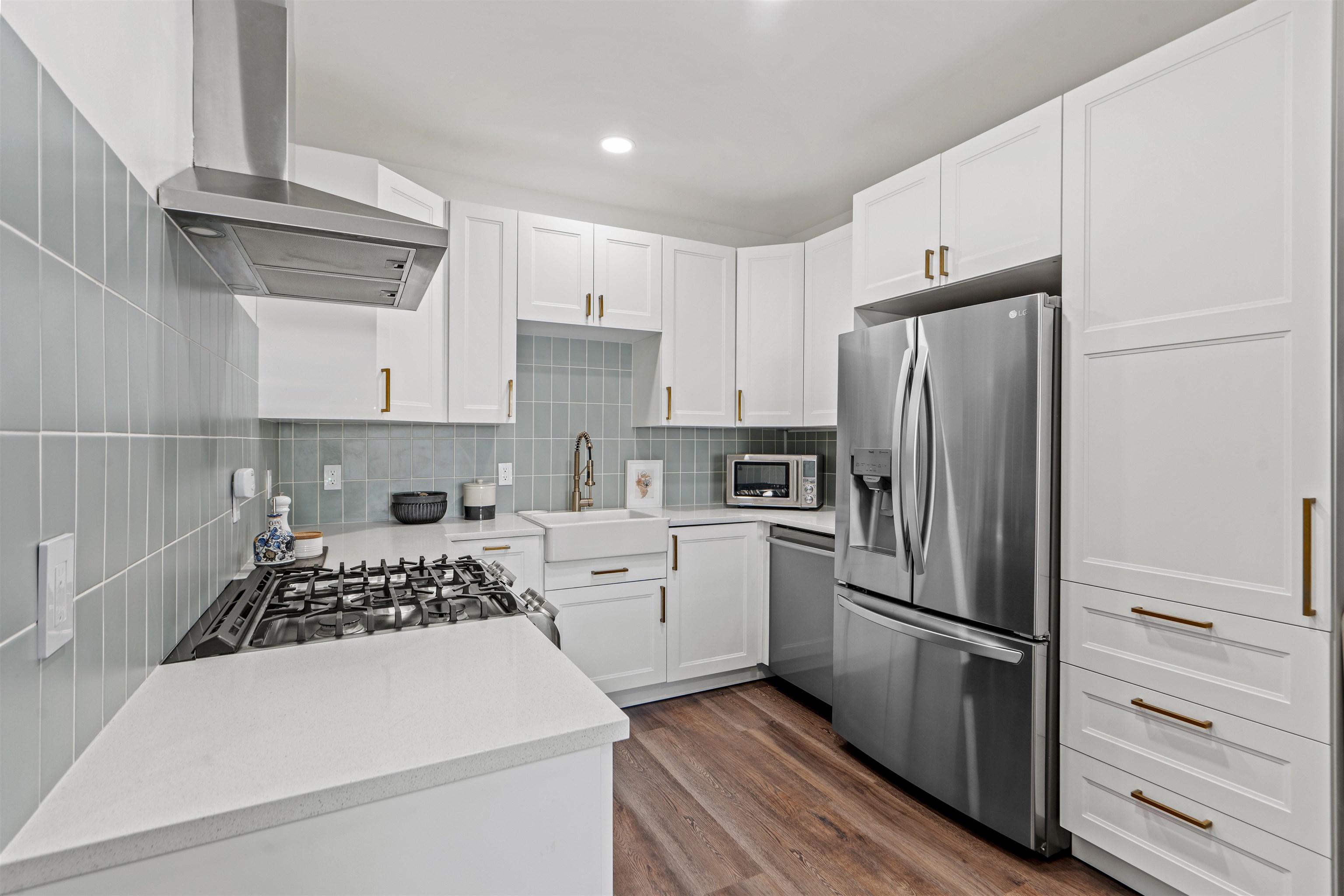 135 38TH ST Unit: 606