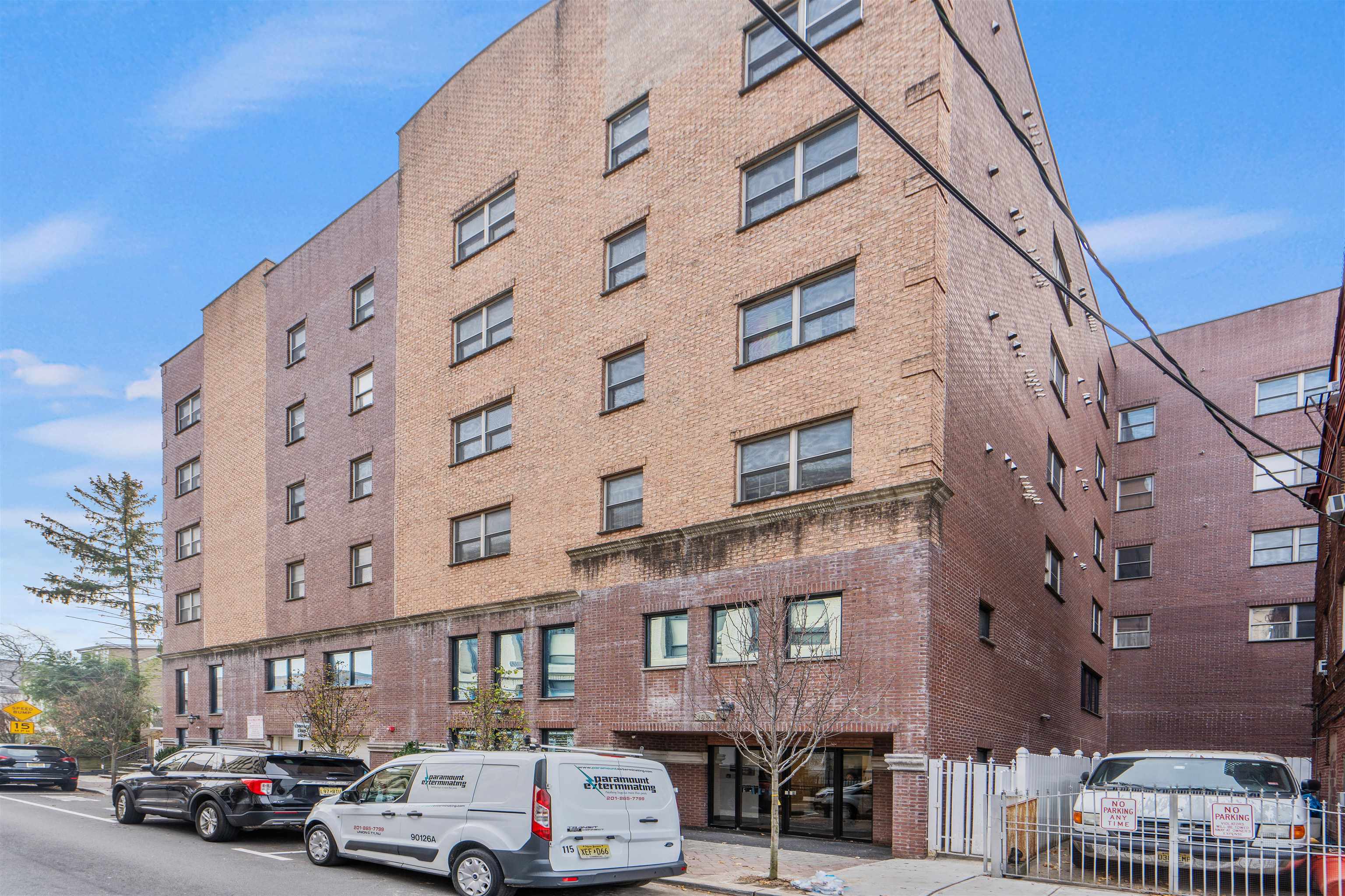 135 38TH ST Unit: 606
