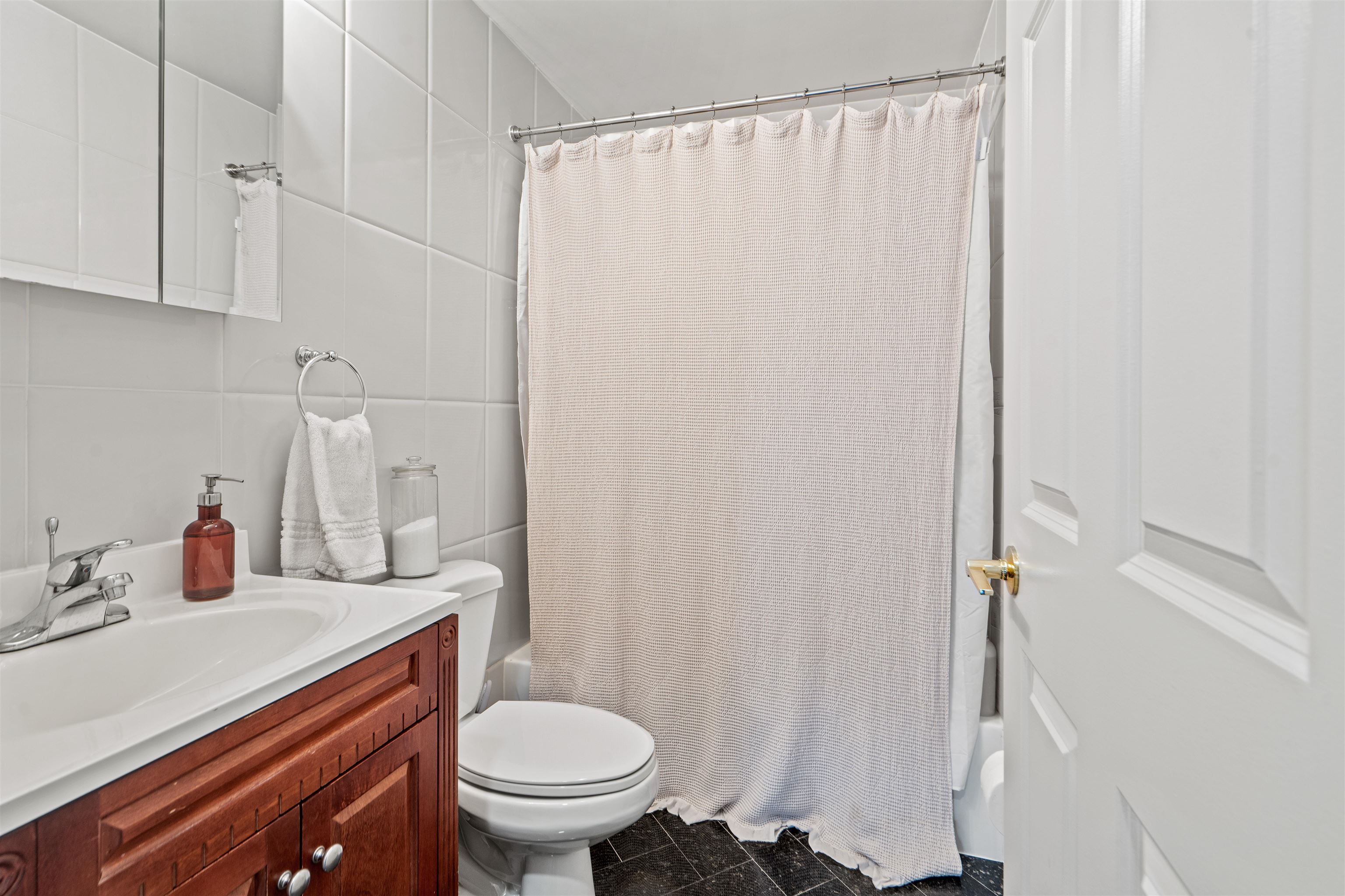 135 38TH ST Unit: 606