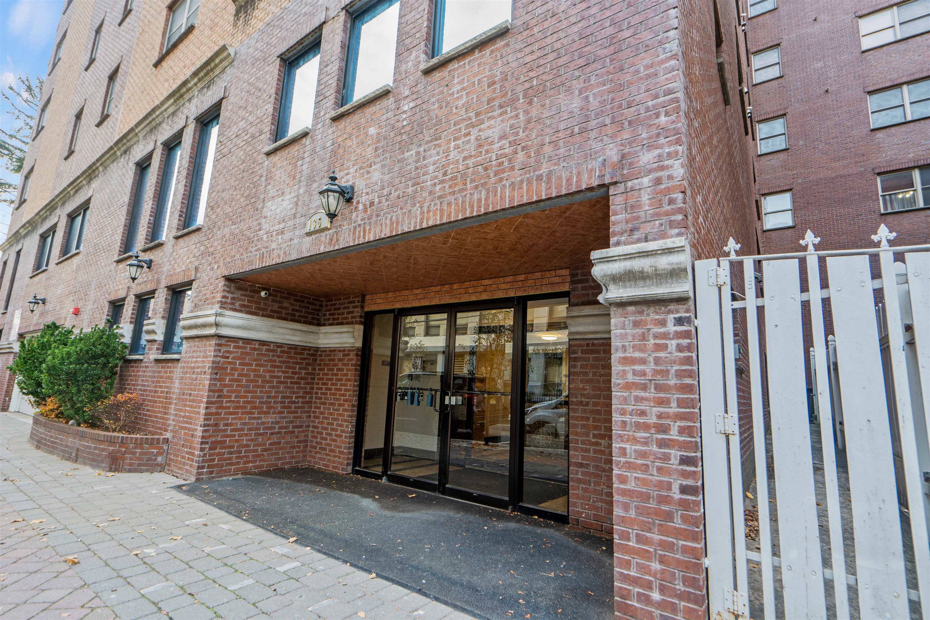 135 38TH ST Unit: 606