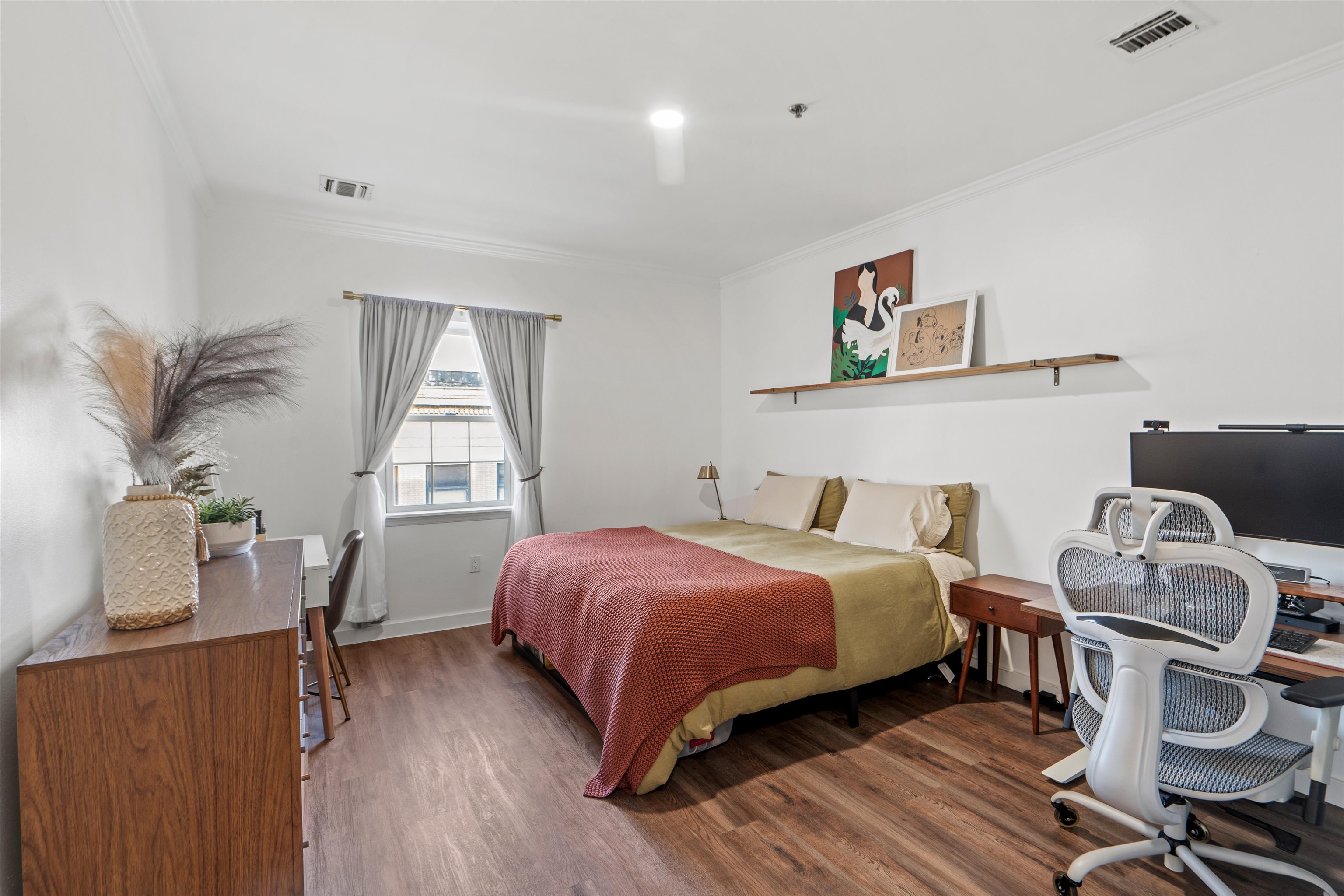 135 38TH ST Unit: 606