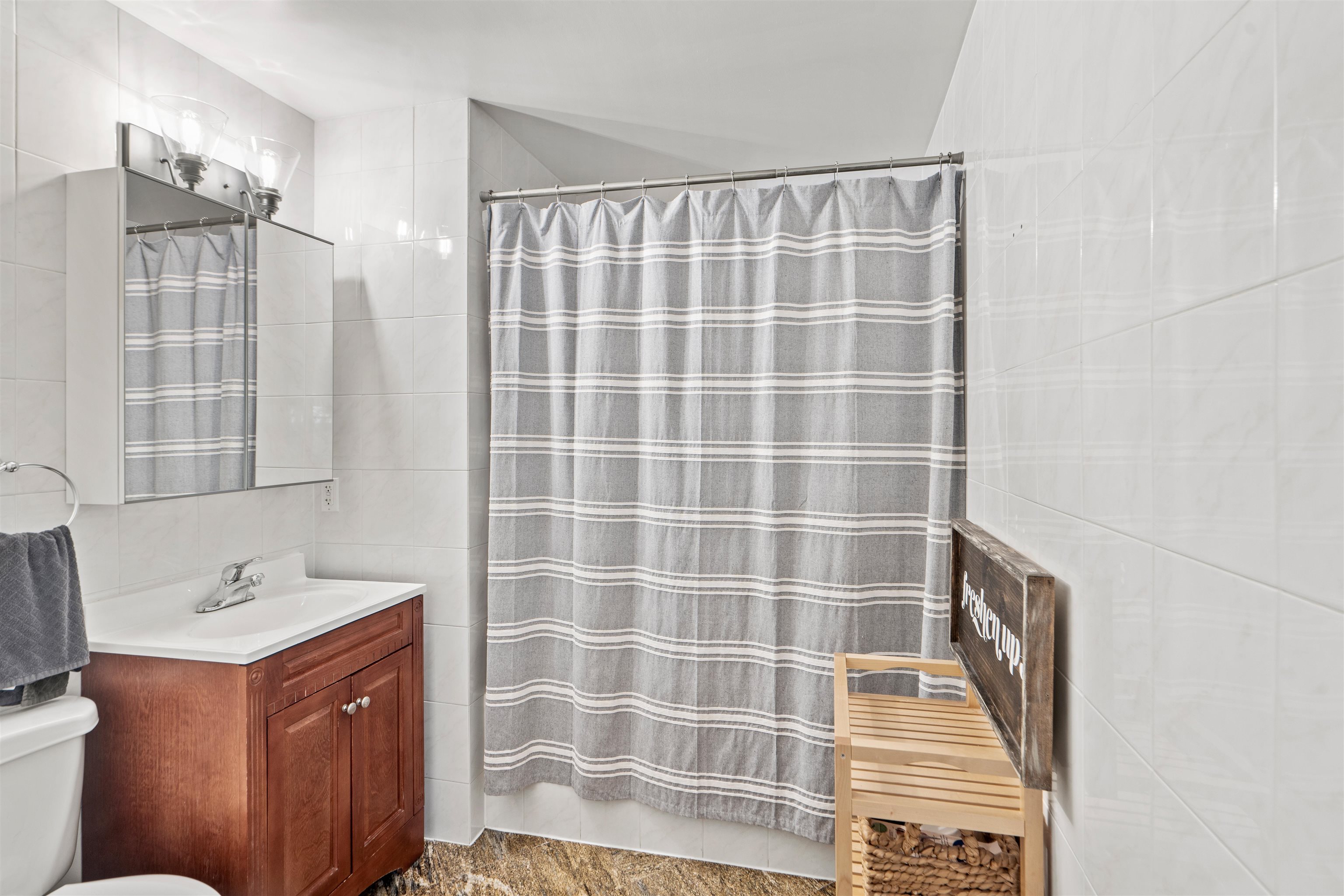 135 38TH ST Unit: 606