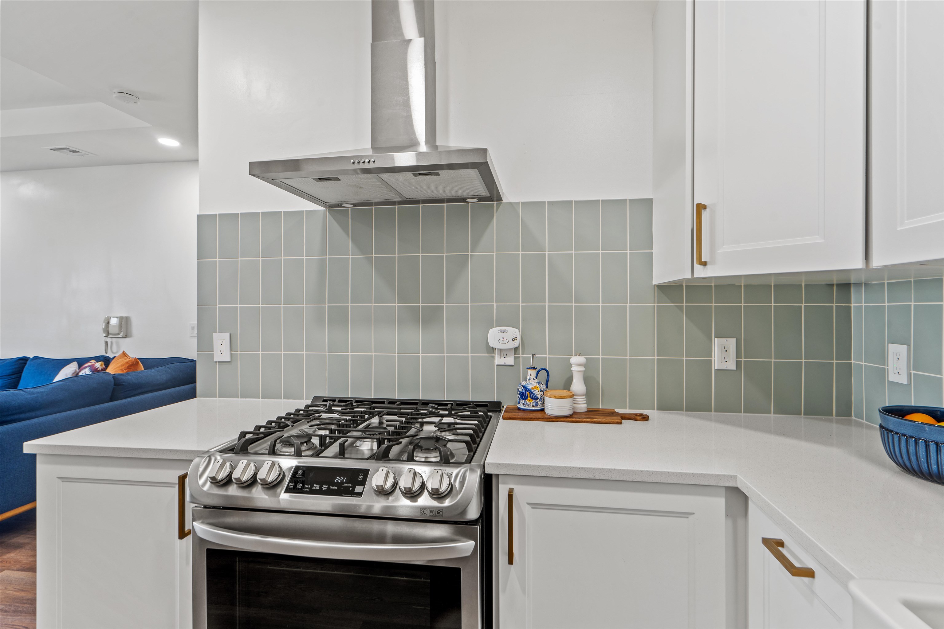 135 38TH ST Unit: 606