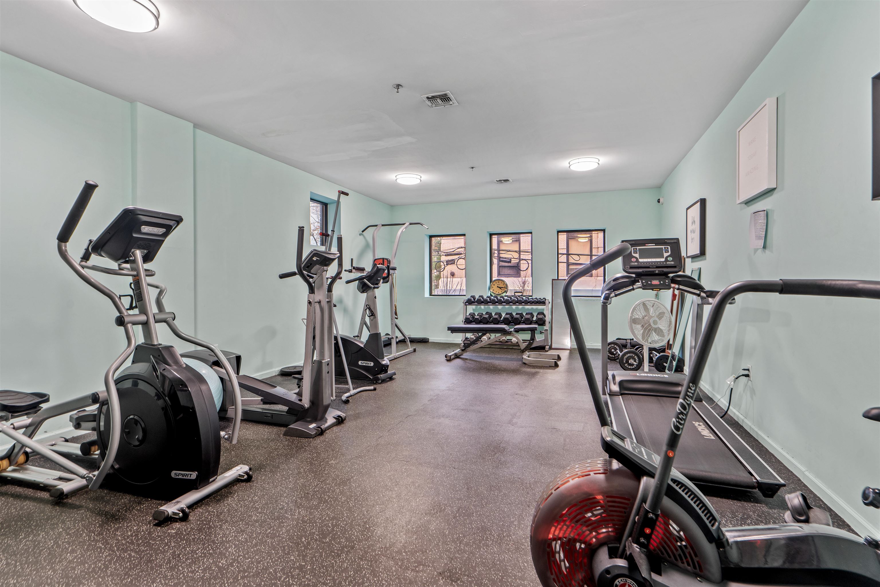 135 38TH ST Unit: 606