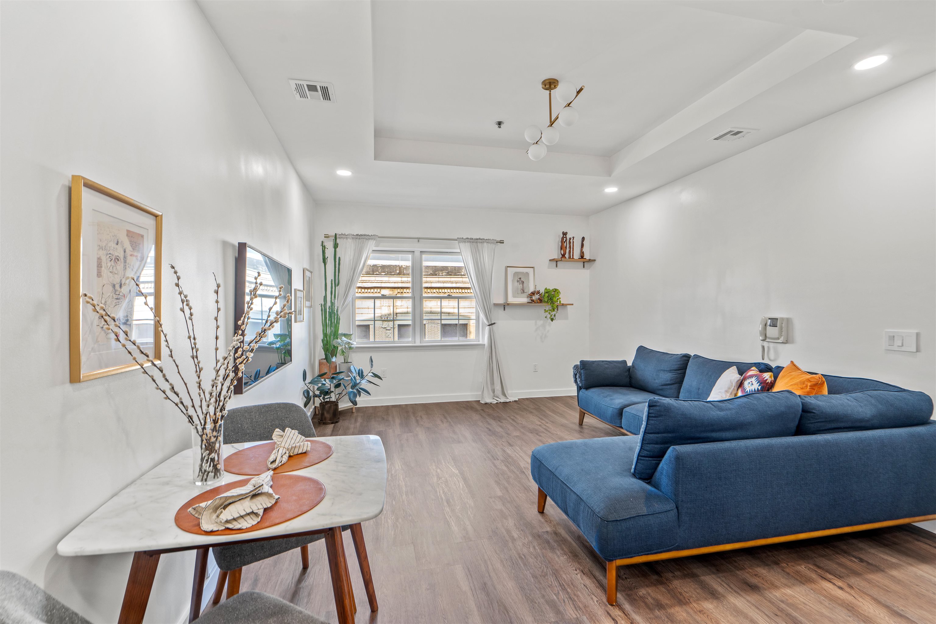 135 38TH ST Unit: 606