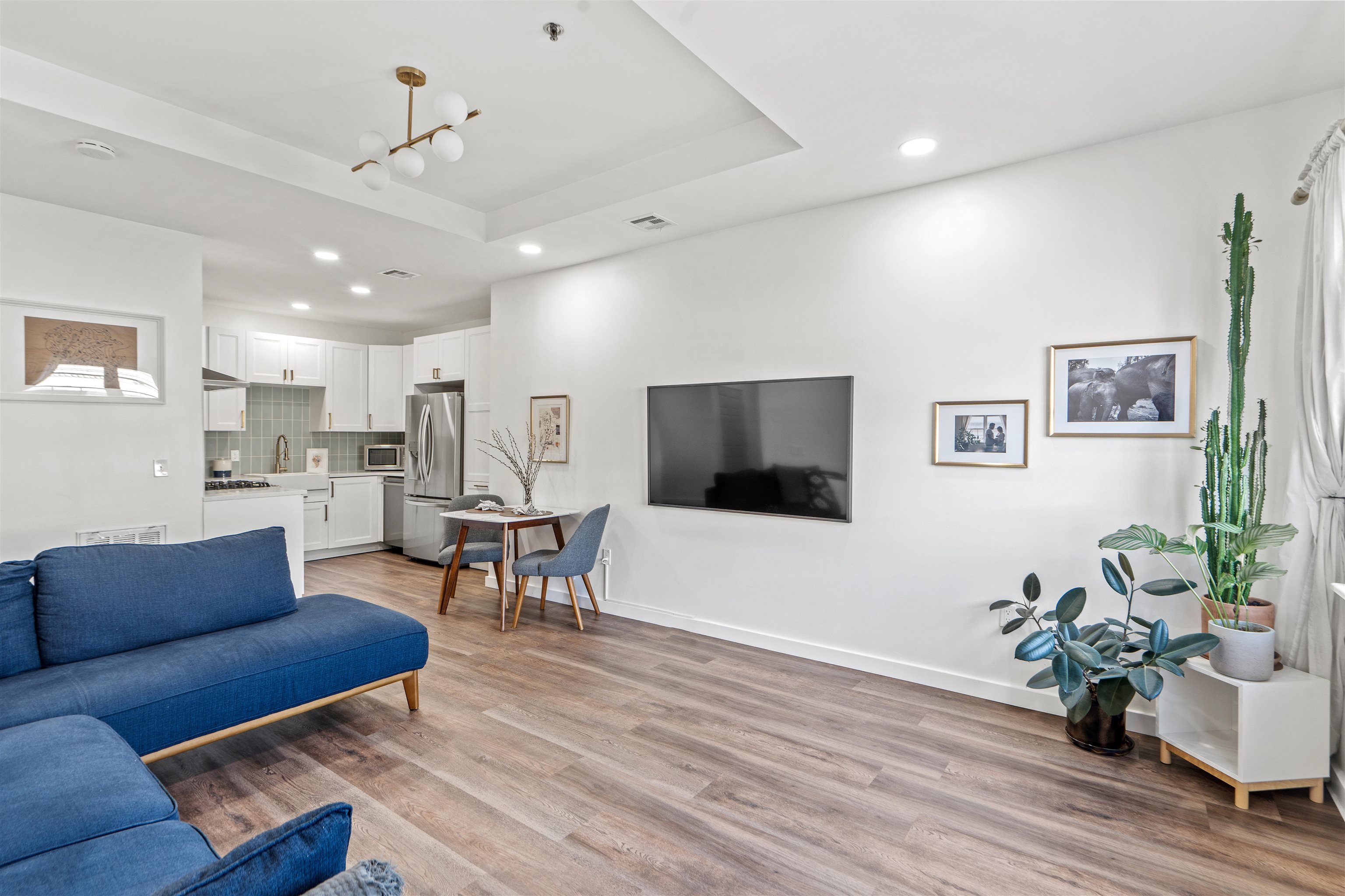 135 38TH ST Unit: 606