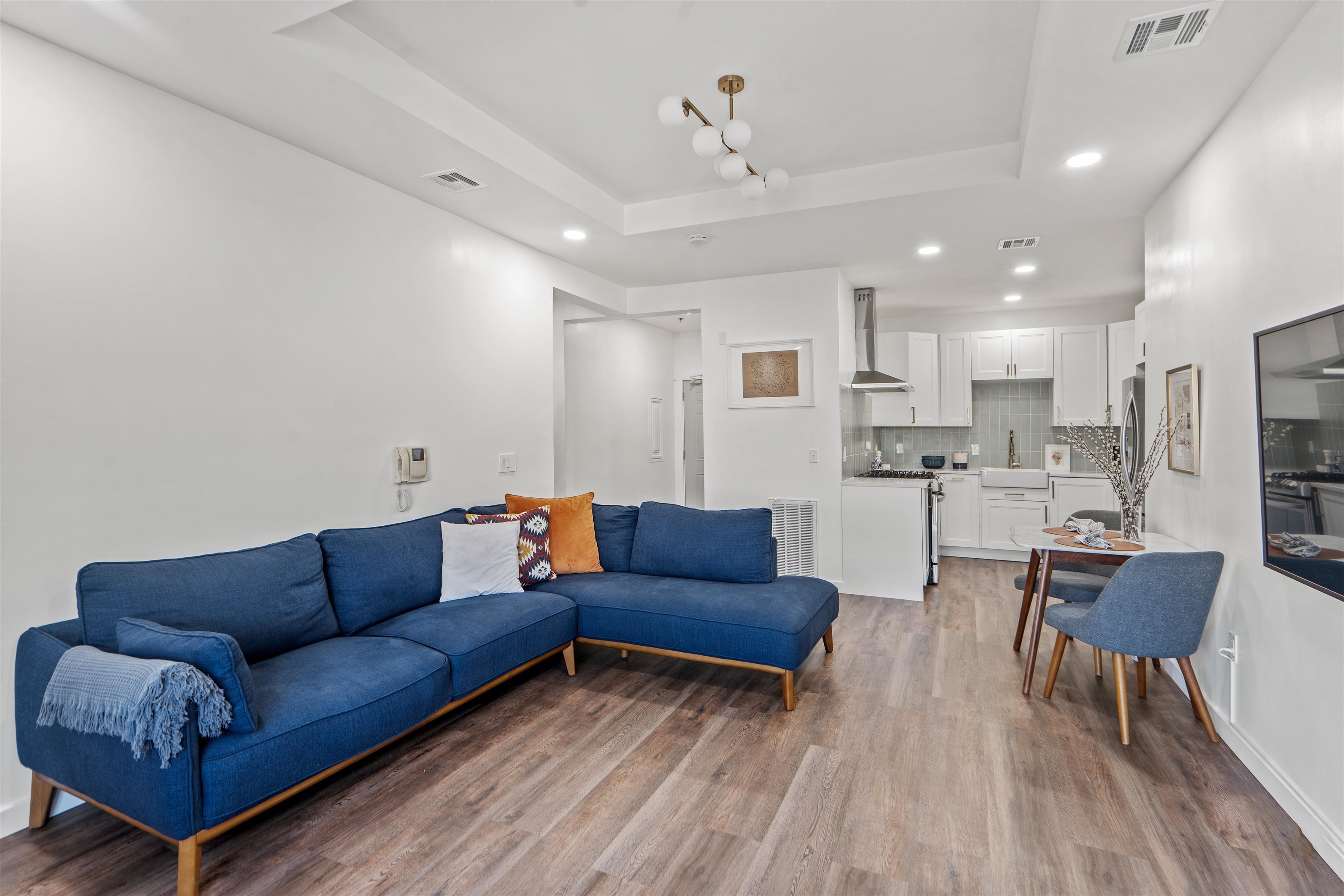 135 38TH ST Unit: 606