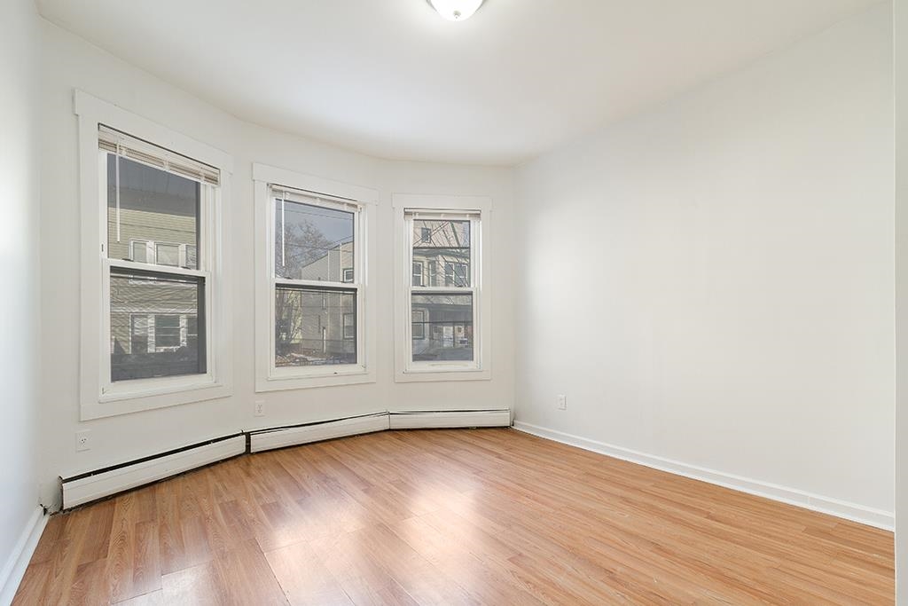 213 MYRTLE AVE