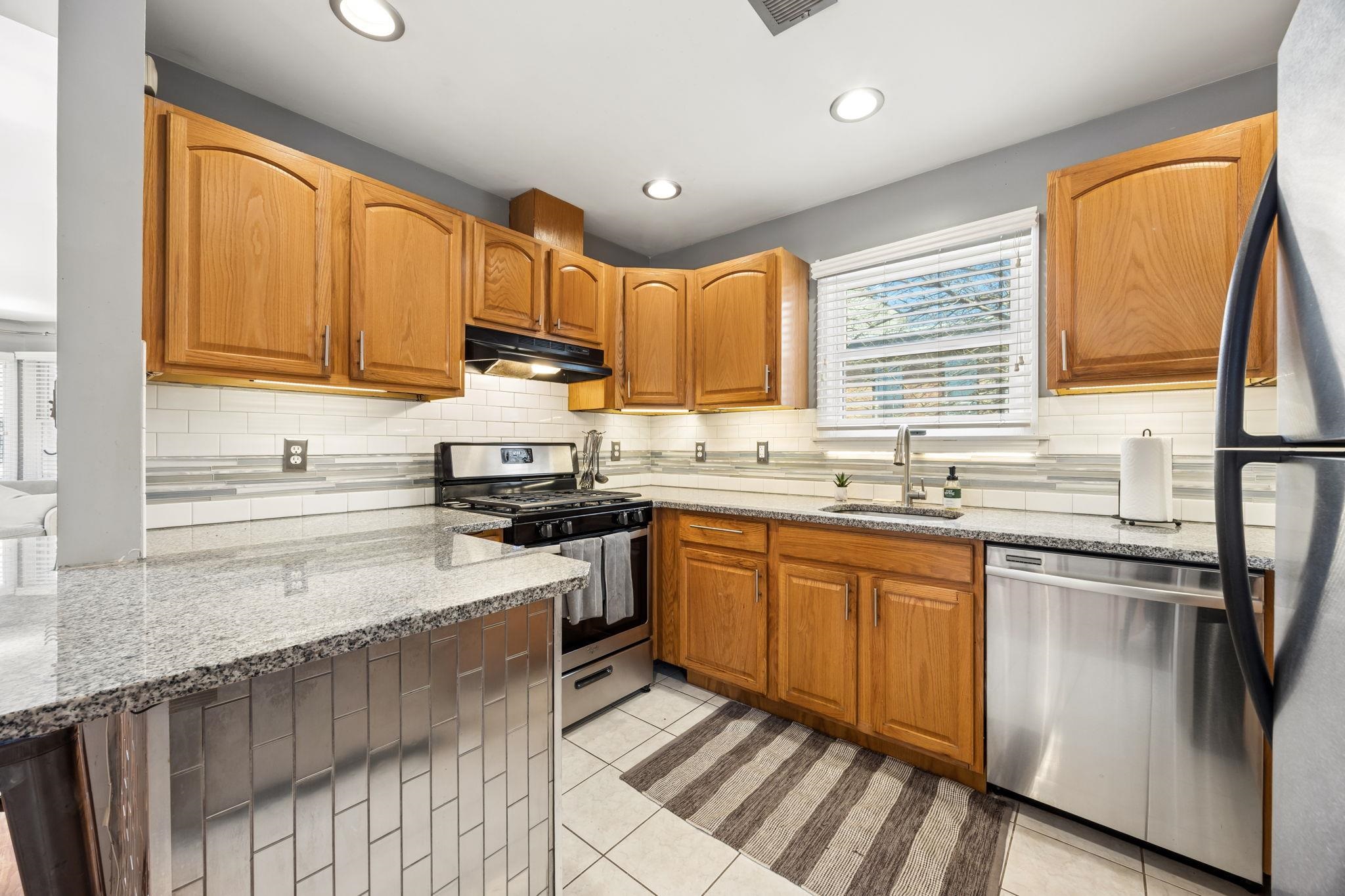 242 BALDWIN AVE Unit: 2