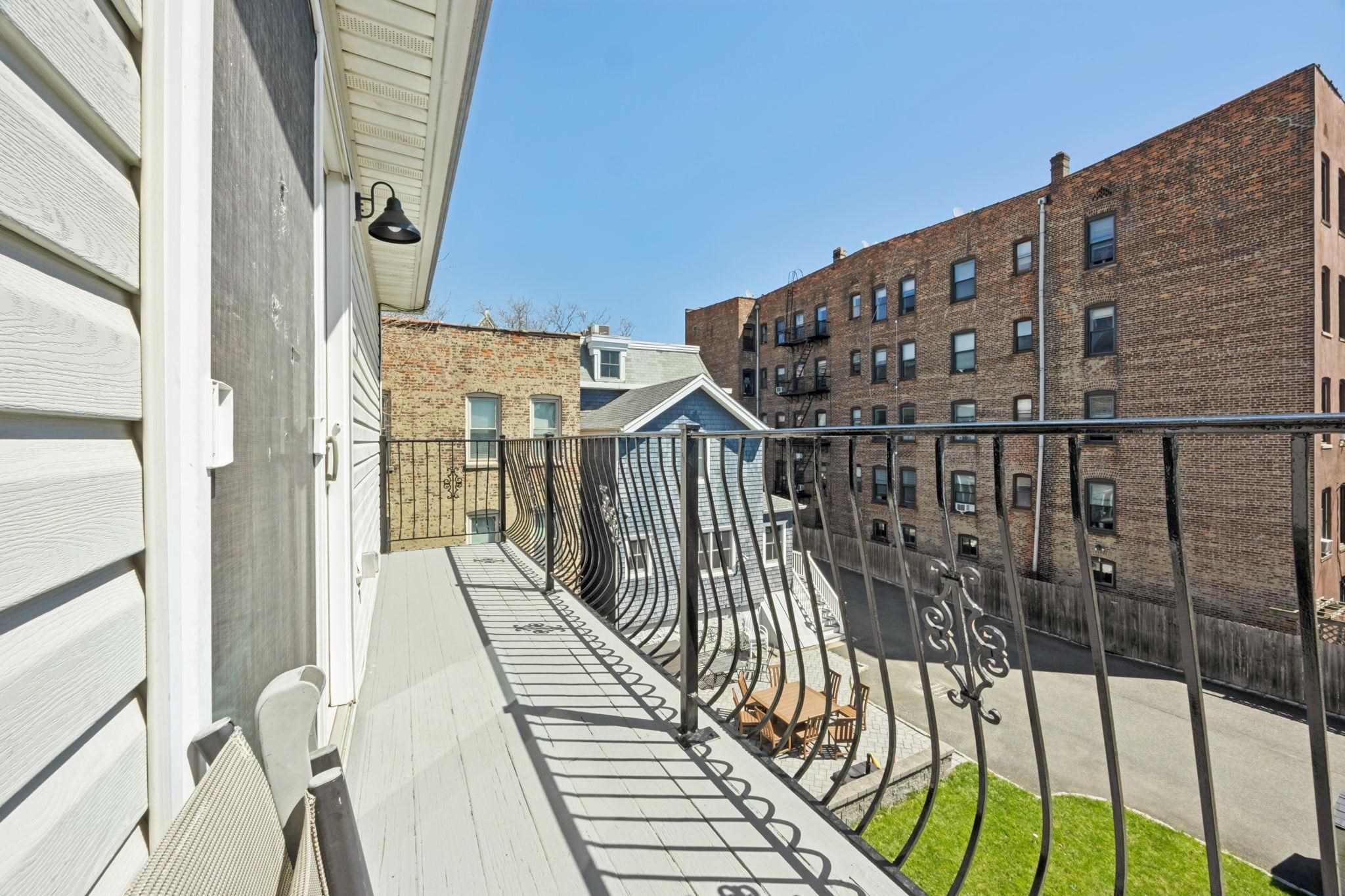 242 BALDWIN AVE Unit: 2