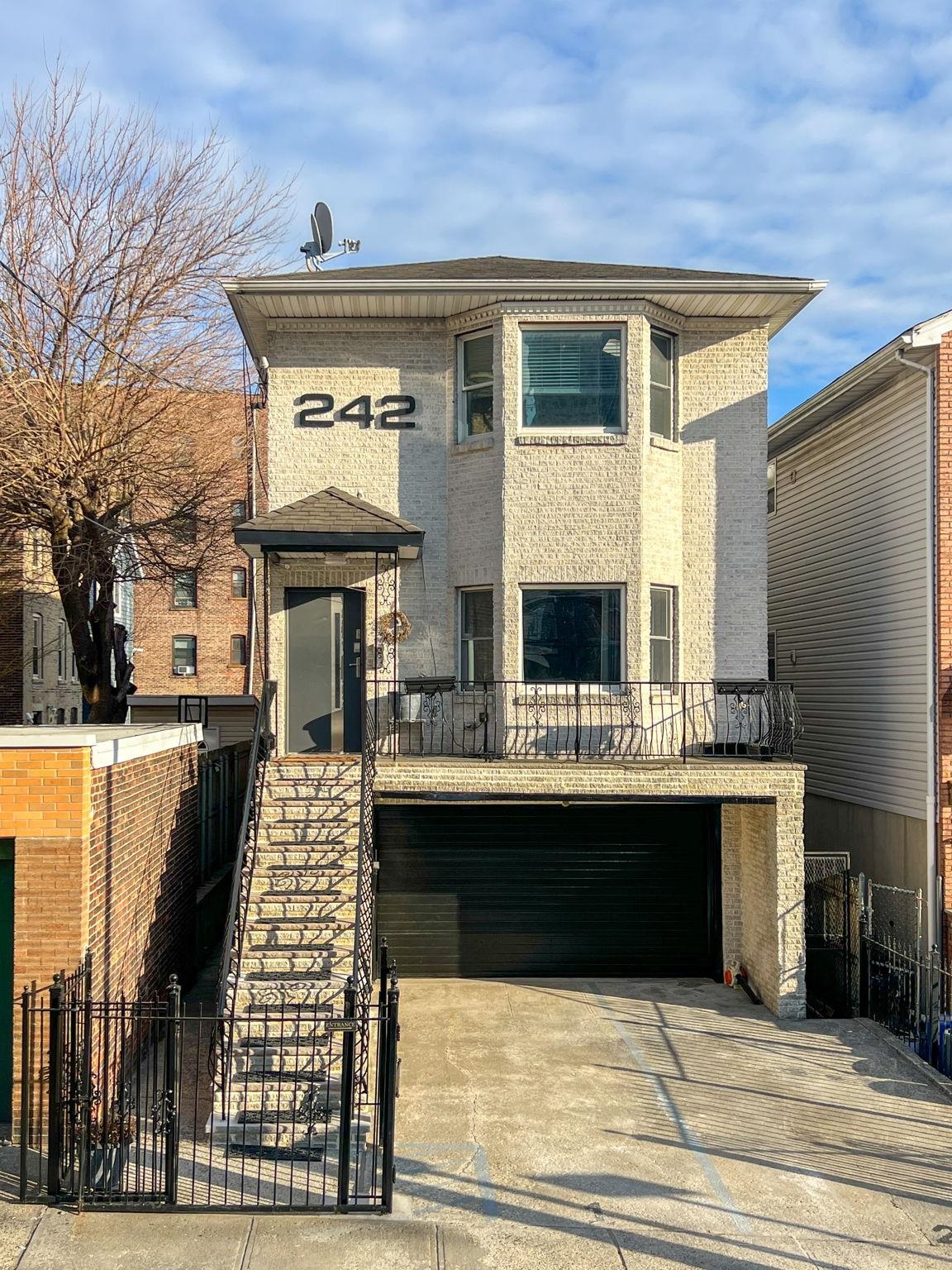 242 BALDWIN AVE Unit: 2