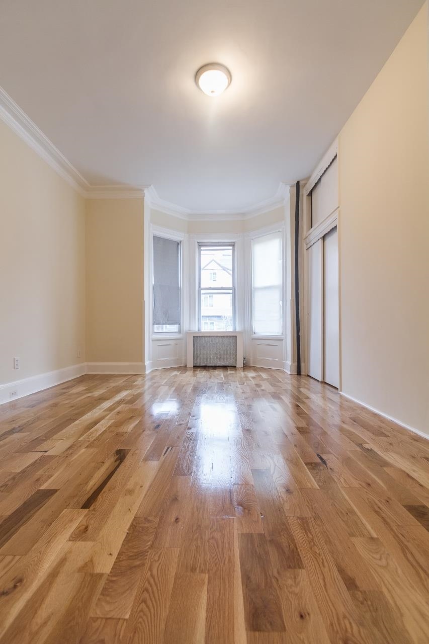 888 SUMMIT AVE