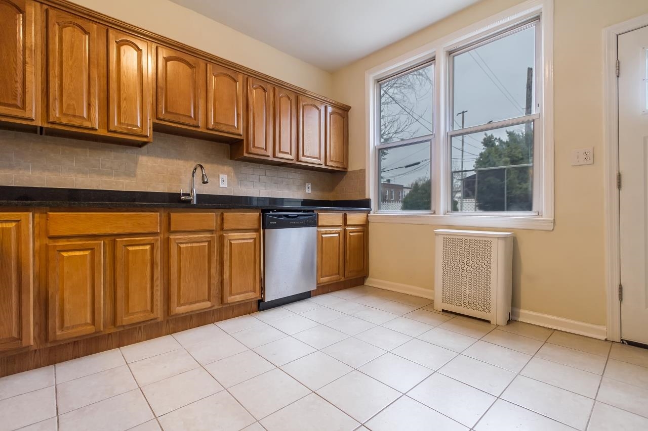 888 SUMMIT AVE