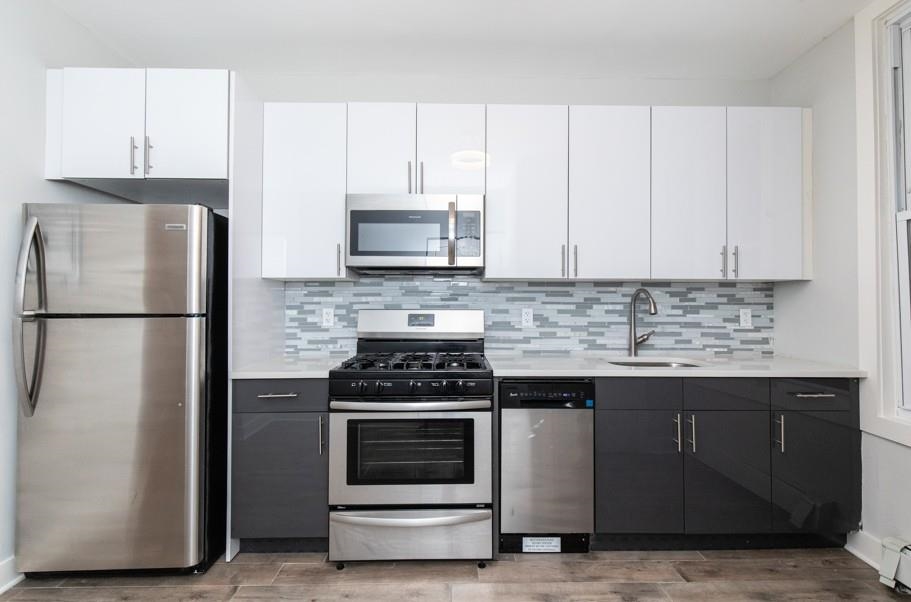 60 NEWKIRK ST Unit: 1R