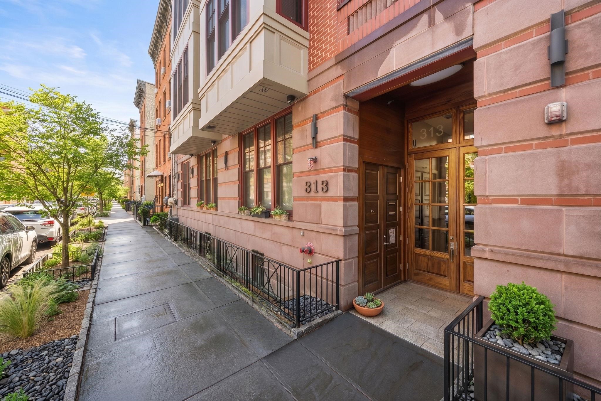 313 7TH ST Unit: 302