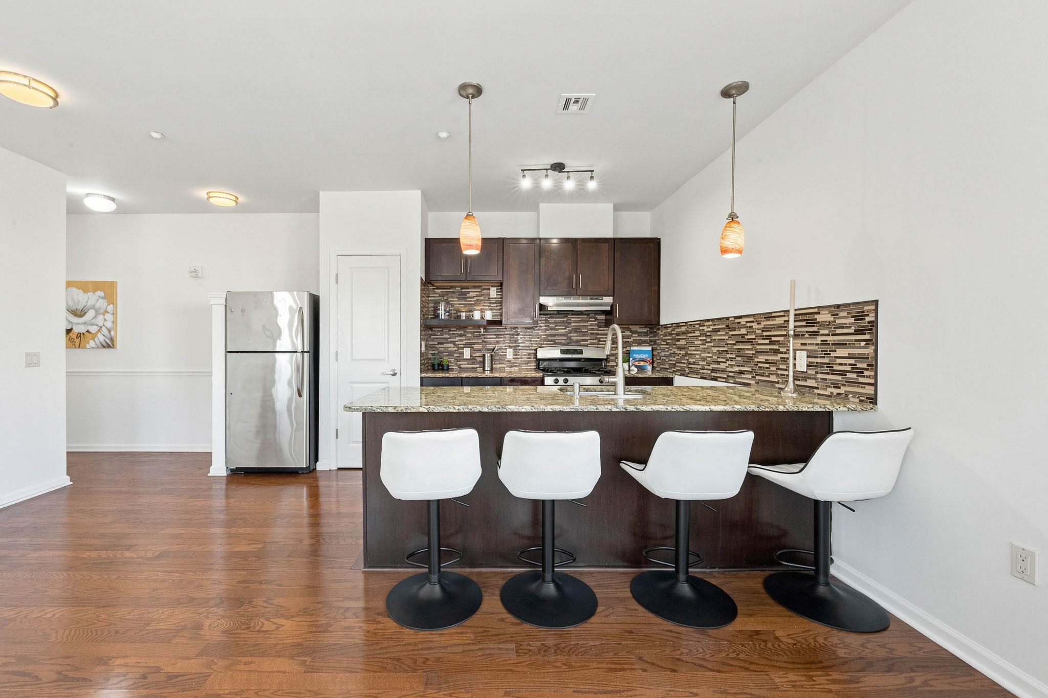 1209 SUMMIT AVE Unit: 202
