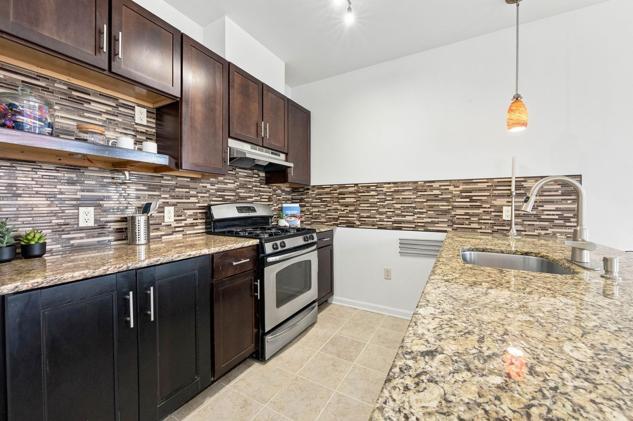 1209 SUMMIT AVE Unit: 202