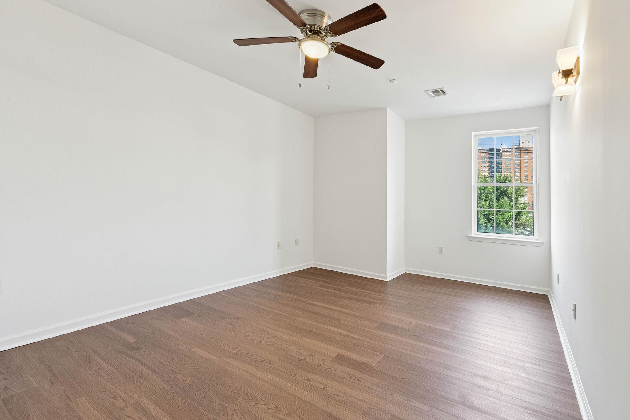 1209 SUMMIT AVE Unit: 202