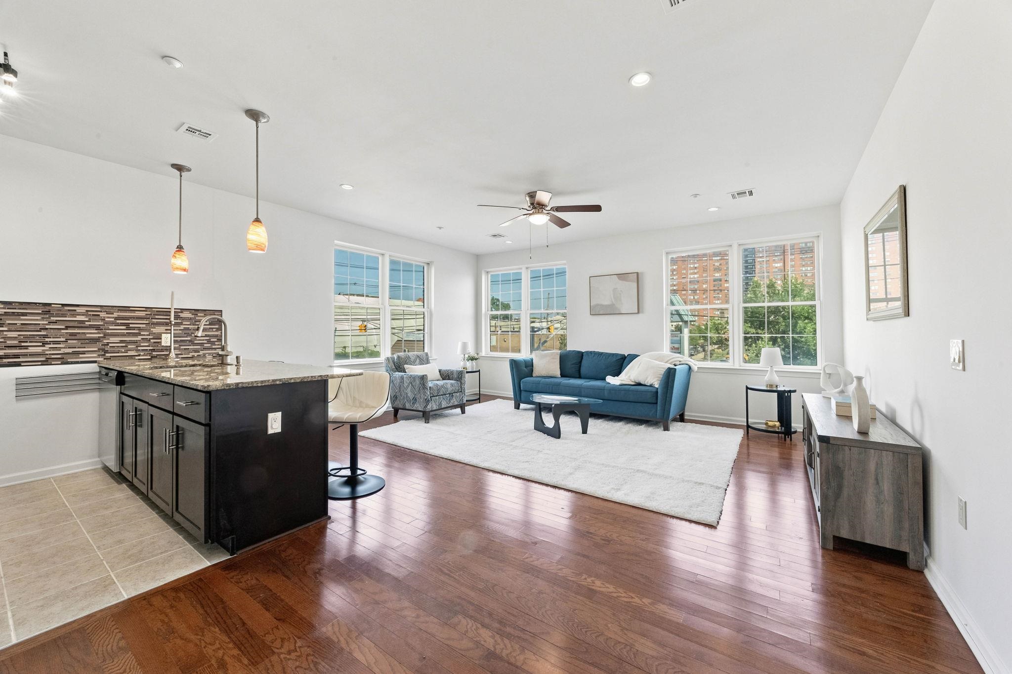 1209 SUMMIT AVE Unit: 202