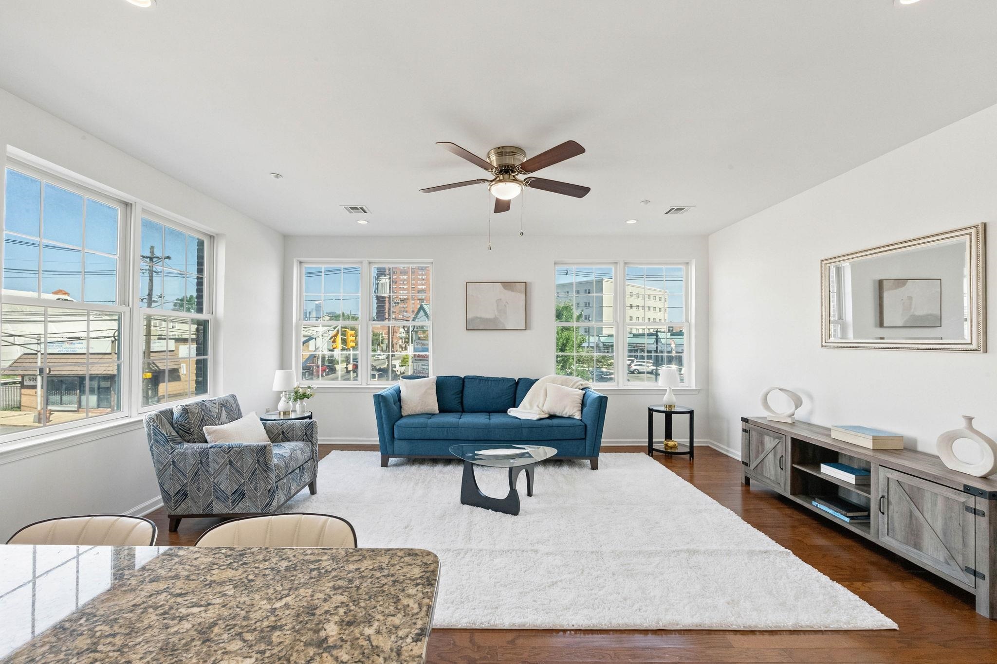 1209 SUMMIT AVE Unit: 202