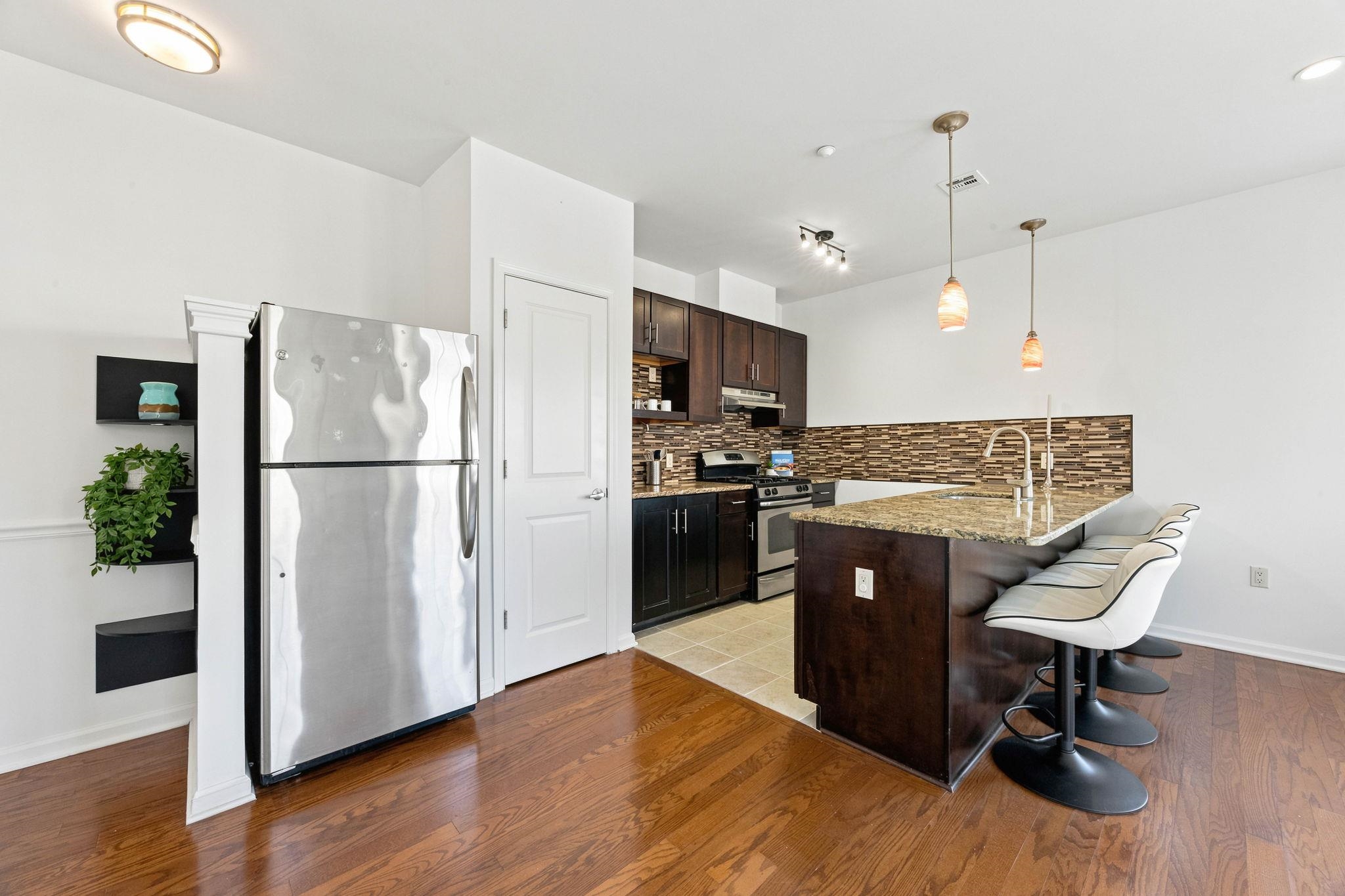 1209 SUMMIT AVE Unit: 202