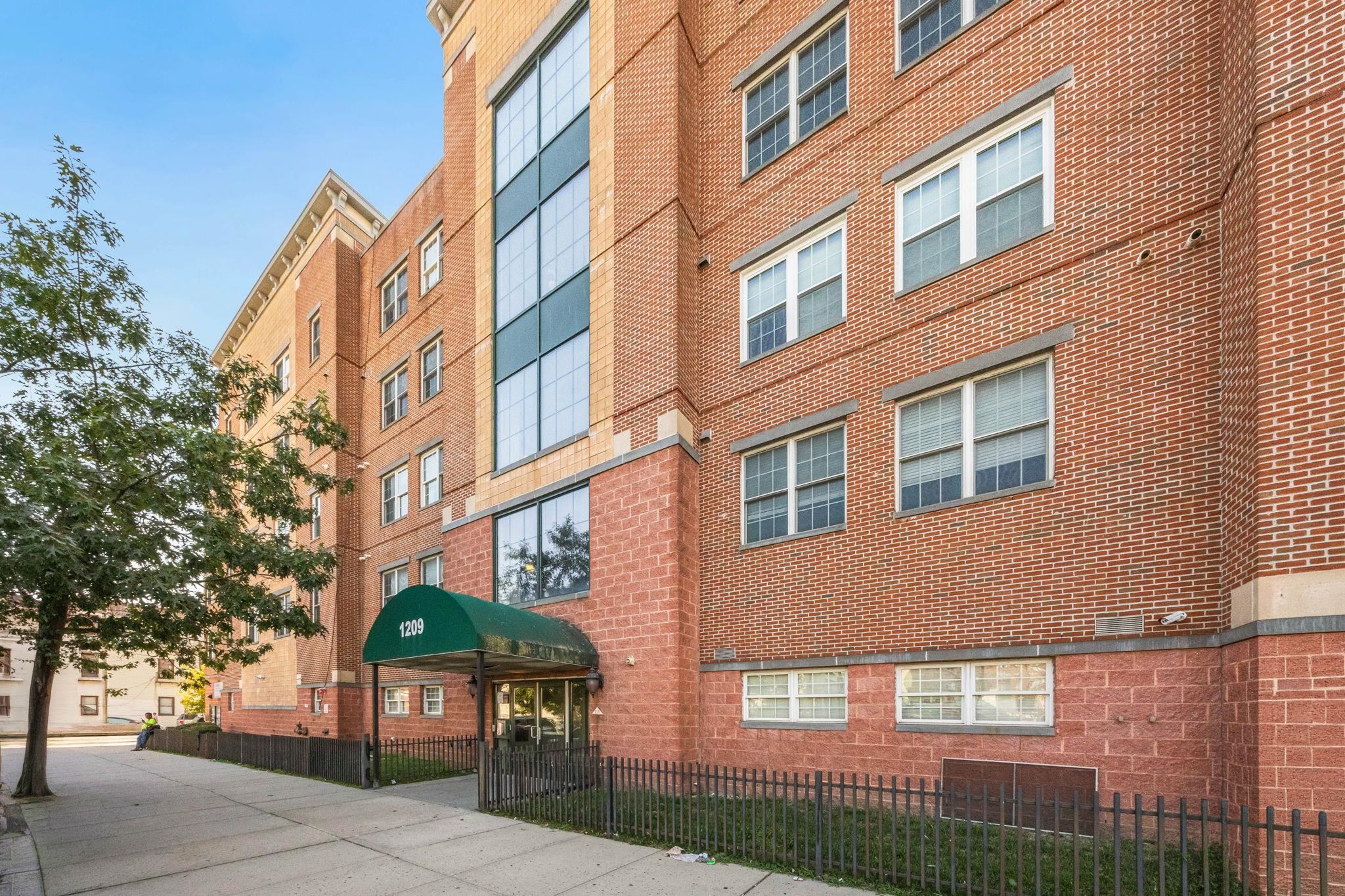 1209 SUMMIT AVE Unit: 202