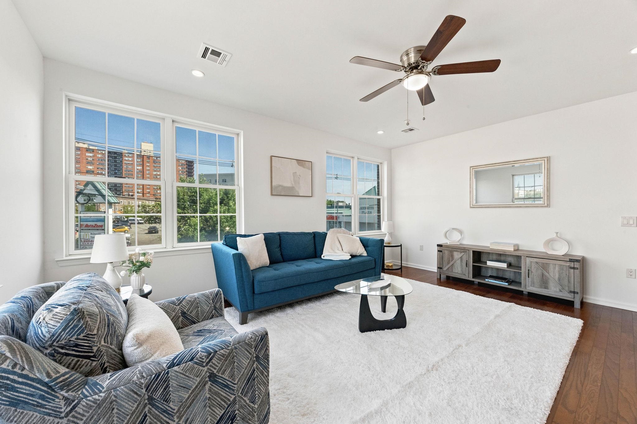 1209 SUMMIT AVE Unit: 202