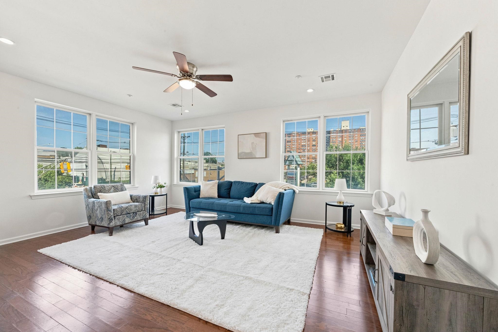 1209 SUMMIT AVE Unit: 202