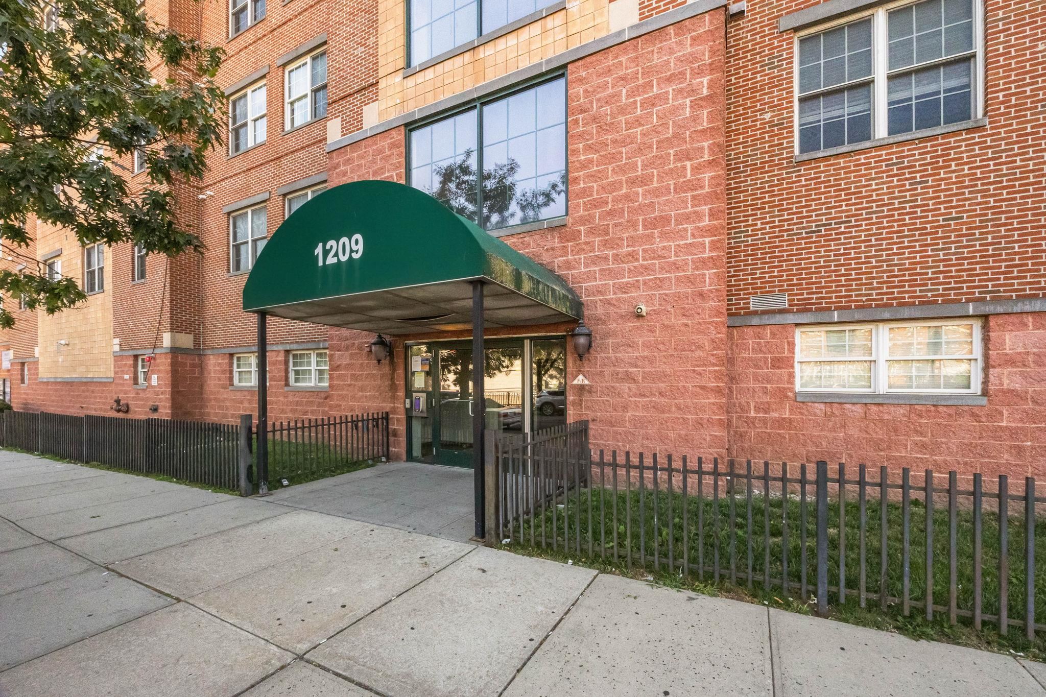 1209 SUMMIT AVE Unit: 202