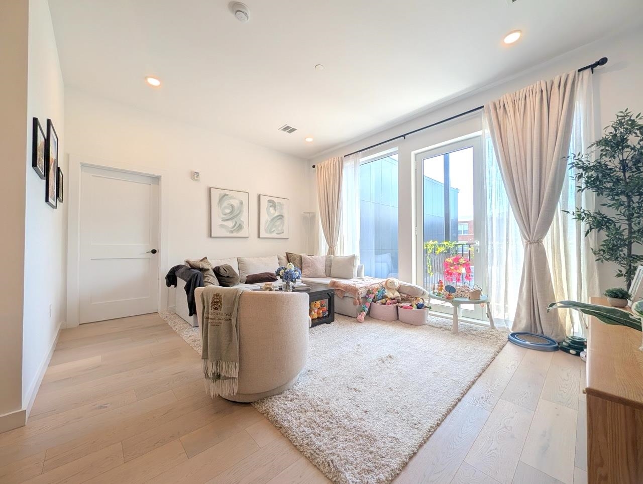 425 3RD ST Unit: 301