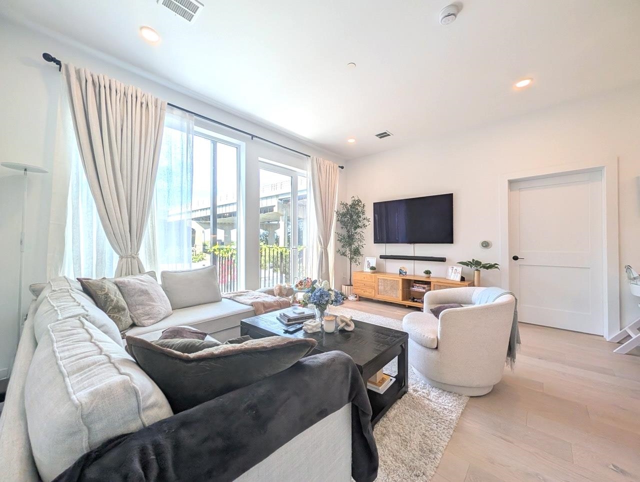 425 3RD ST Unit: 301