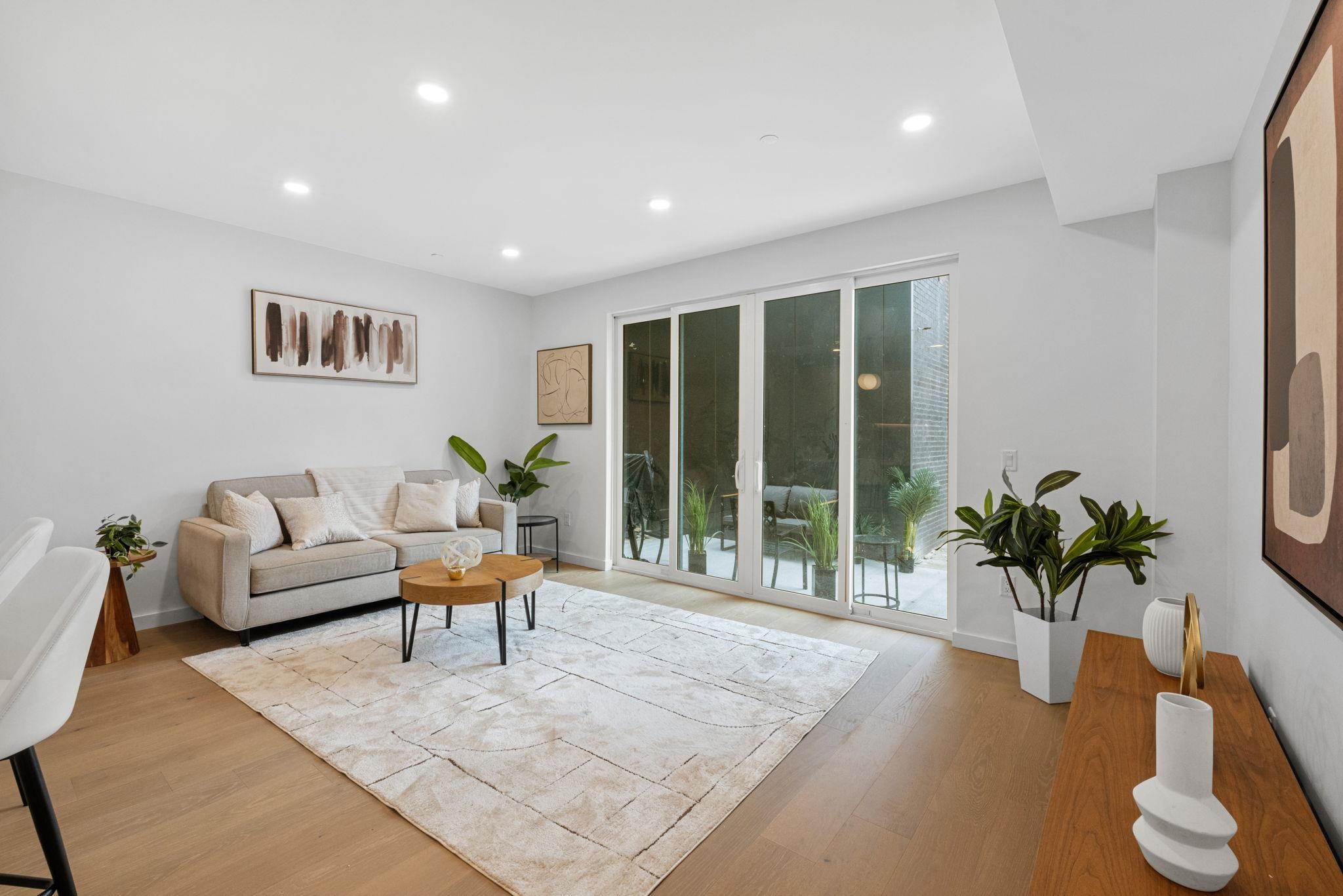 318 BARROW ST Unit: 1