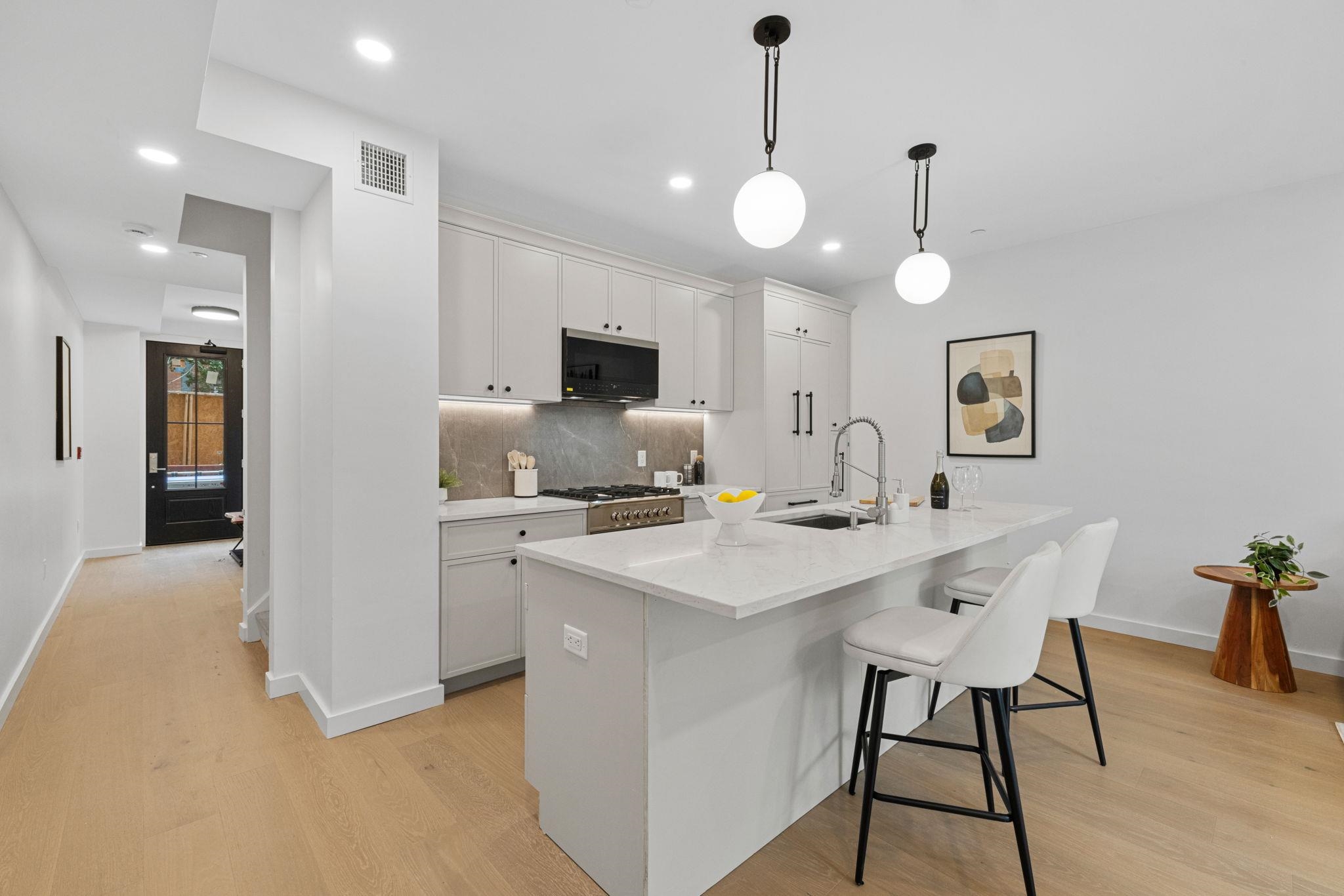318 BARROW ST Unit: 1