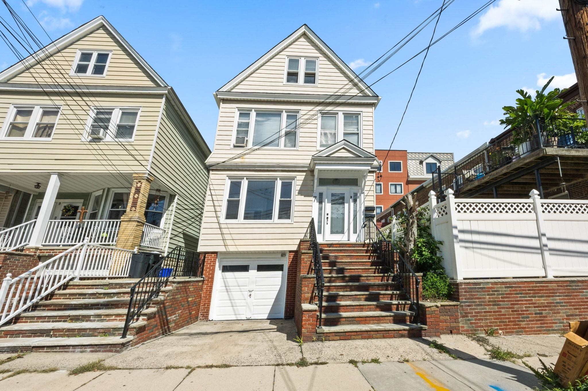 7 EDWARDS CT